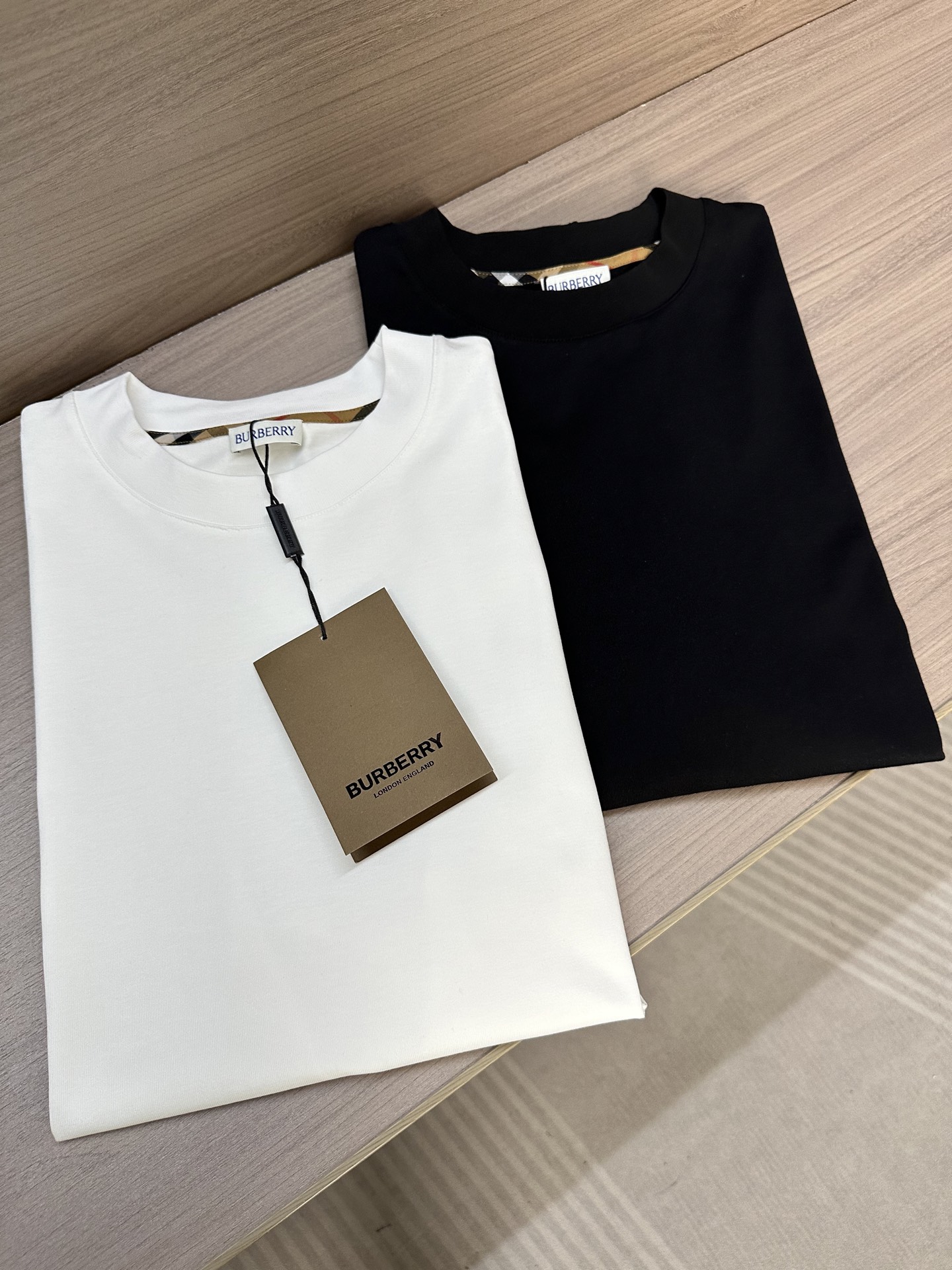 NO:490466,BBR Home 25SS Spring and Summer New Round Neck Short Sleeve, Customized Pure Cotton Material, Comfortable and Breathable, The Latest Blue War Horse Embroidery Design on the Side Fashionable and Versatile, Casual Products Color Black and White S-2XL, T-shirt, alexander wang19860909BBR家25SS春夏新款圆领短袖,定制纯棉材质,舒适透气,侧边最新蓝色战马刺绣设计 时尚百搭,休闲单品 颜色黑色,白色 码数S-2XL,,T-shirt,alexander wang,Men's clothing