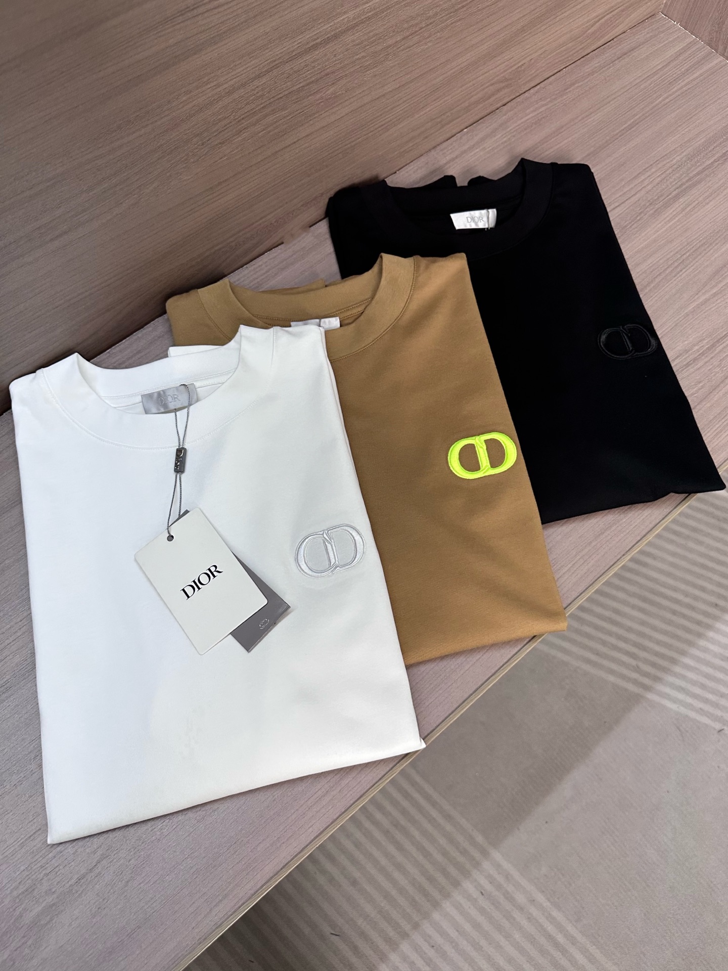 NO:490435,CD Dijia 25SS spring and summer new round neck short sleeves, customized pure cotton material, comfortable and breathable, chest heavy industry embroidered letter pattern design Fashionable and versatile, casual items Color black, white, khaki brown S-2XL, dior, T-shirt, alexander wang19860909CD迪家25SS春夏新款圆领短袖,定制纯棉材质,舒适透气,胸前重工刺绣字母图案设计 时尚百搭,休闲单品 颜色黑色,白色,卡其棕 码数S-2XL,,dior,T-shirt,alexander wang,Men's clothing