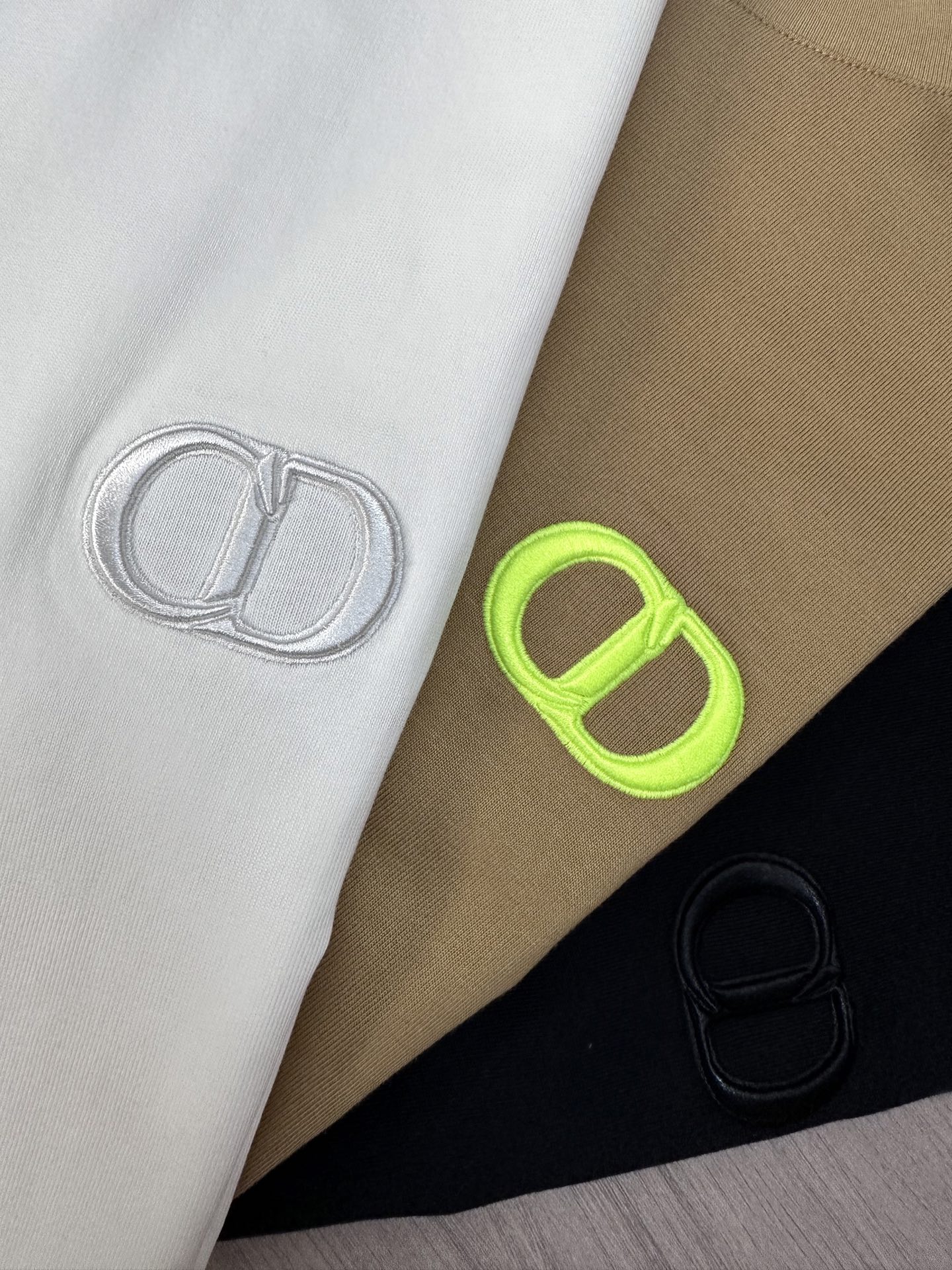 🔥CD迪家26SS春夏新款圆领短袖，定制纯棉材质，舒适透气，胸前重工刺绣🪡字母图案设计 时尚百搭，休闲单