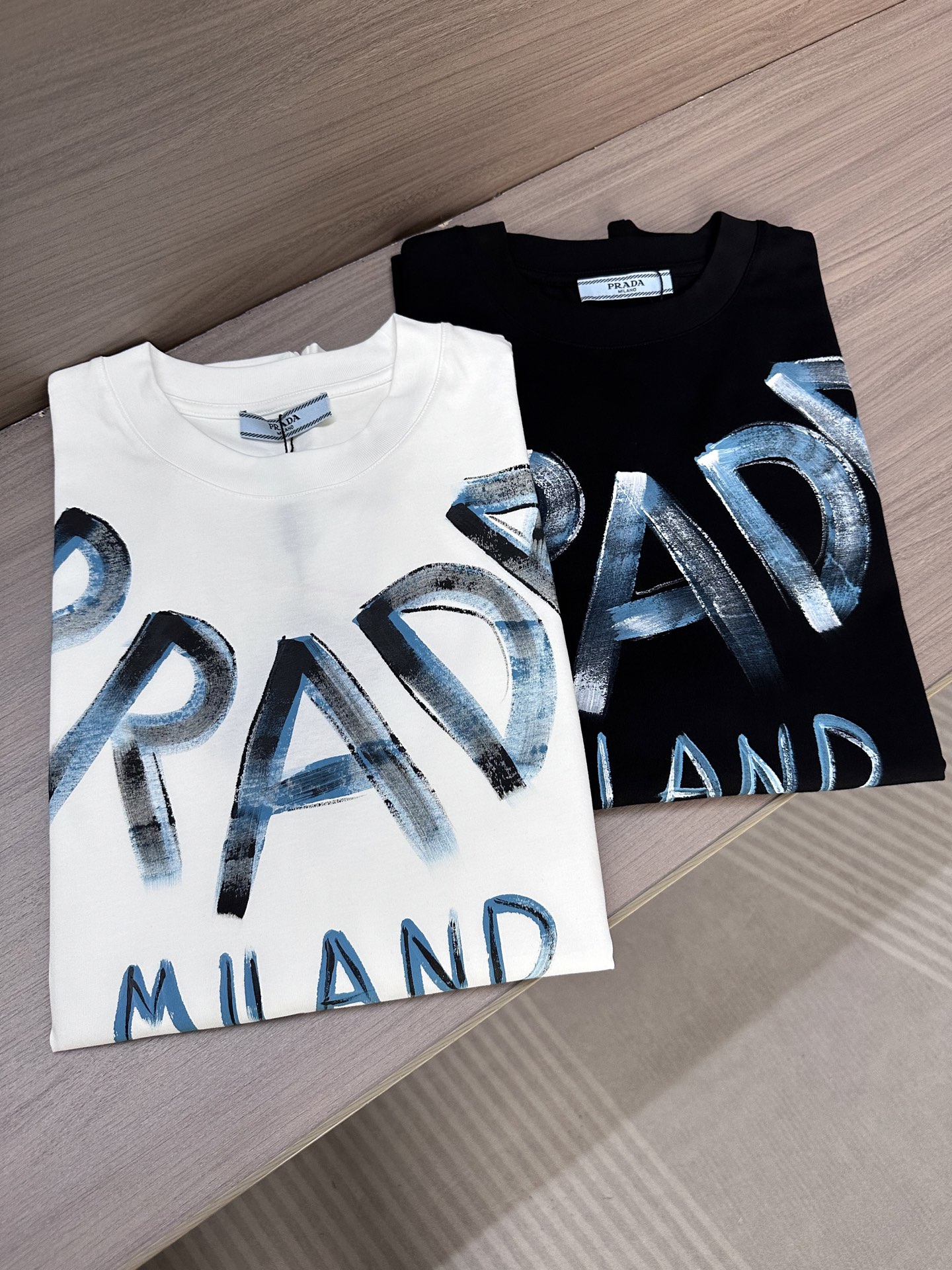 NO:490534,Ppujia 25ss summer latest short-sleeved round-neck T-shirt, high-end customization, avant-garde and fashionable design!  Brand hand-painted letter logo heavy craft design High-end custom 250g fabric. Soft feel and comfortable to wear. Counter-level exquisite car line. Color black and white. S-2XL, prada, T-shirt, tees, t-shirt, alexander wang19860909P普家25ss夏季最新款短袖圆领T恤 高端订制 设计前卫时尚！品牌手绘字母logo重工艺设计 高端定制250克面料.手感柔软.穿着舒适.专柜级别精致车线. 颜色黑色.白色. 码数S-2XL,,prada,T-shirt,tees，t-shirt,alexander wang,Men's clothing