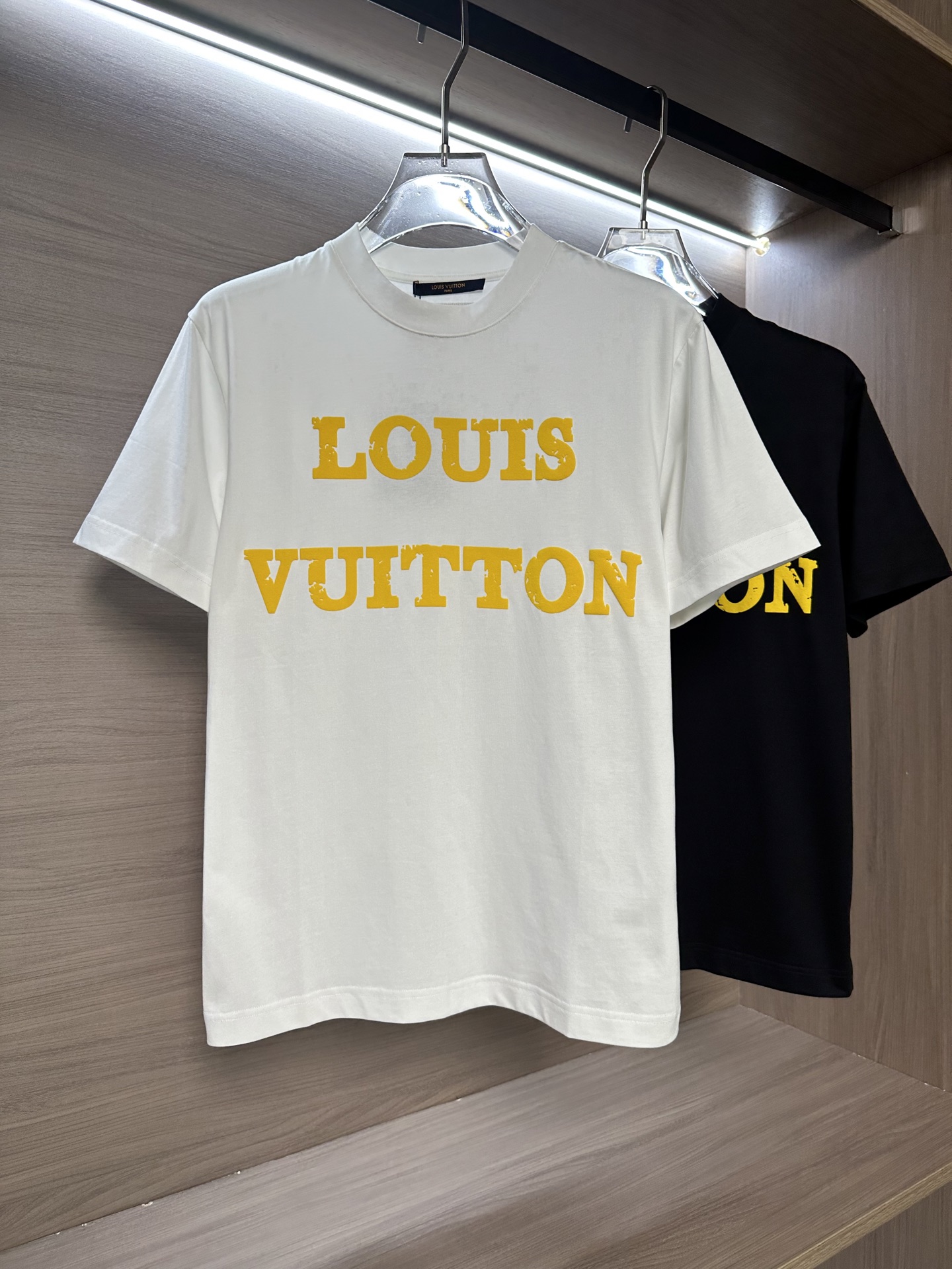 LV驴家26ss夏季最新款短袖圆领T恤 高端订制 设计前卫时尚！品牌字母logo重工艺设计 高端定制26