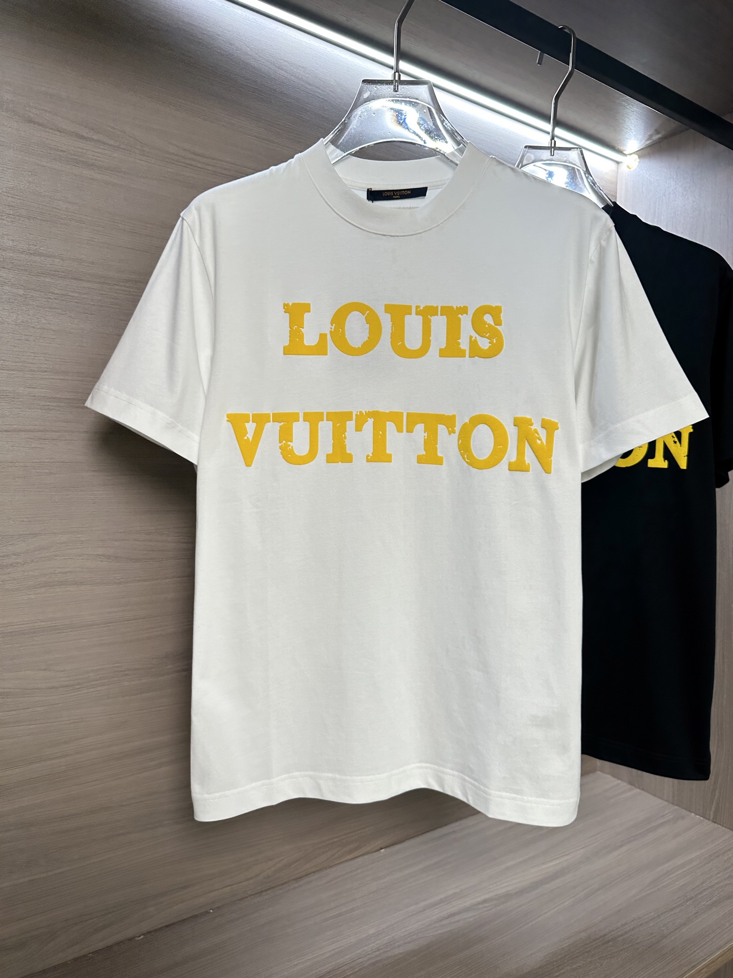 LV驴家26ss夏季最新款短袖圆领T恤 高端订制 设计前卫时尚！品牌字母logo重工艺设计 高端定制26