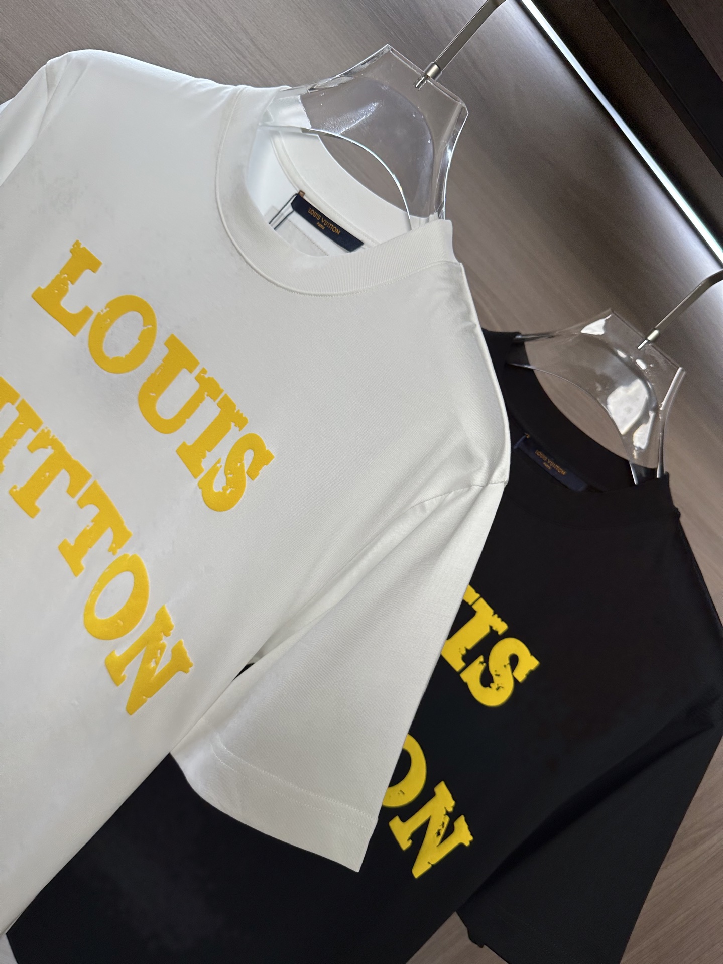 LV驴家26ss夏季最新款短袖圆领T恤 高端订制 设计前卫时尚！品牌字母logo重工艺设计 高端定制26