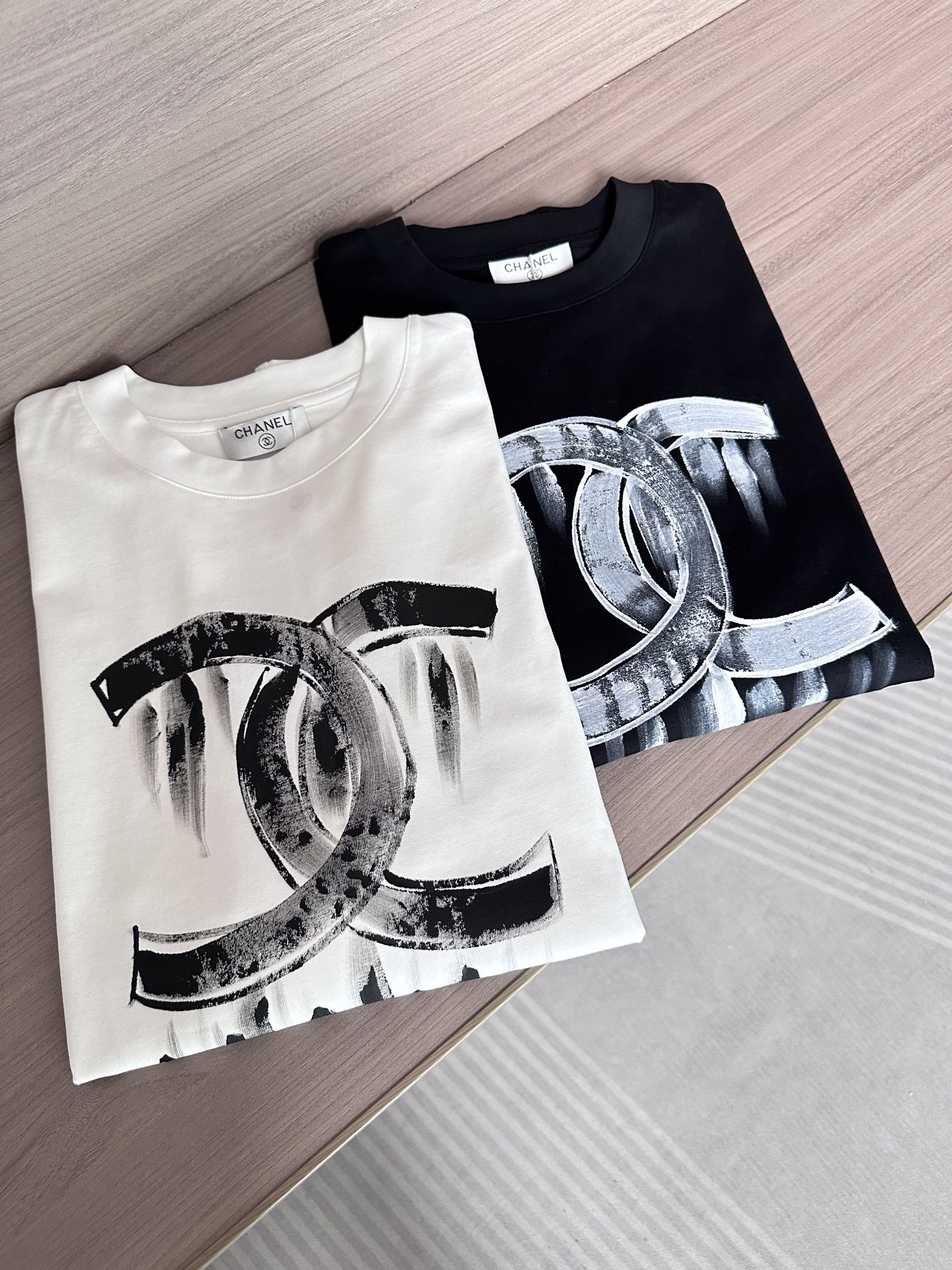 NO:490496,CHAN Xiaoxiangjia 25ss summer latest short-sleeved round-neck T-shirt, high-end customization, avant-garde and fashionable design!  Brand hand-painted letter logo heavy craft design High-end custom 250g fabric. Soft feel and comfortable to wear. Premium car line in counter level. Black and white. S-2XL, chanel, chanel, T-shirt, tees, t-shirt, alexander wang19860909CHAN小香家25ss夏季最新款短袖圆领T恤 高端订制 设计前卫时尚！品牌手绘字母logo重工艺设计 高端定制250克面料.手感柔软.穿着舒适.专柜级别精致车线. 颜色黑色.白色. 码数S-2XL,,chanel,chanel,T-shirt,tees，t-shirt,alexander wang,Men's clothing