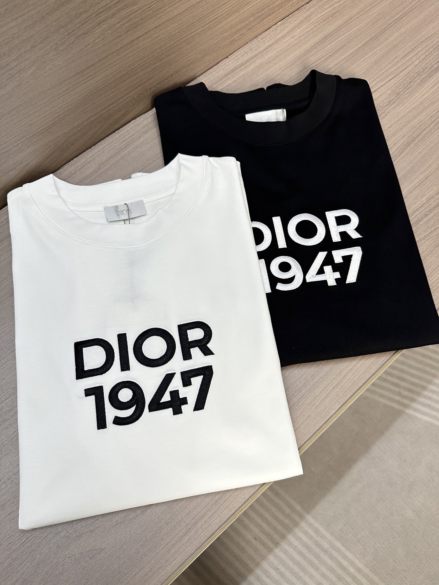 NO:490537,CD Dijia 25ss summer latest short-sleeved round-neck T-shirt, high-end customization, avant-garde and fashionable design!  Brand embroidered letter logo heavy craft design High-end custom 250g fabric. Soft feel and comfortable to wear. Premium car line in counter level. Black and white. S-2XL, dior, T-shirt, tees, t-shirt, alexander wang19860909CD迪家25ss夏季最新款短袖圆领T恤 高端订制 设计前卫时尚！品牌刺绣字母logo重工艺设计 高端定制250克面料.手感柔软.穿着舒适.专柜级别精致车线. 颜色黑色.白色. 码数S-2XL,,dior,T-shirt,tees，t-shirt,alexander wang,Men's clothing