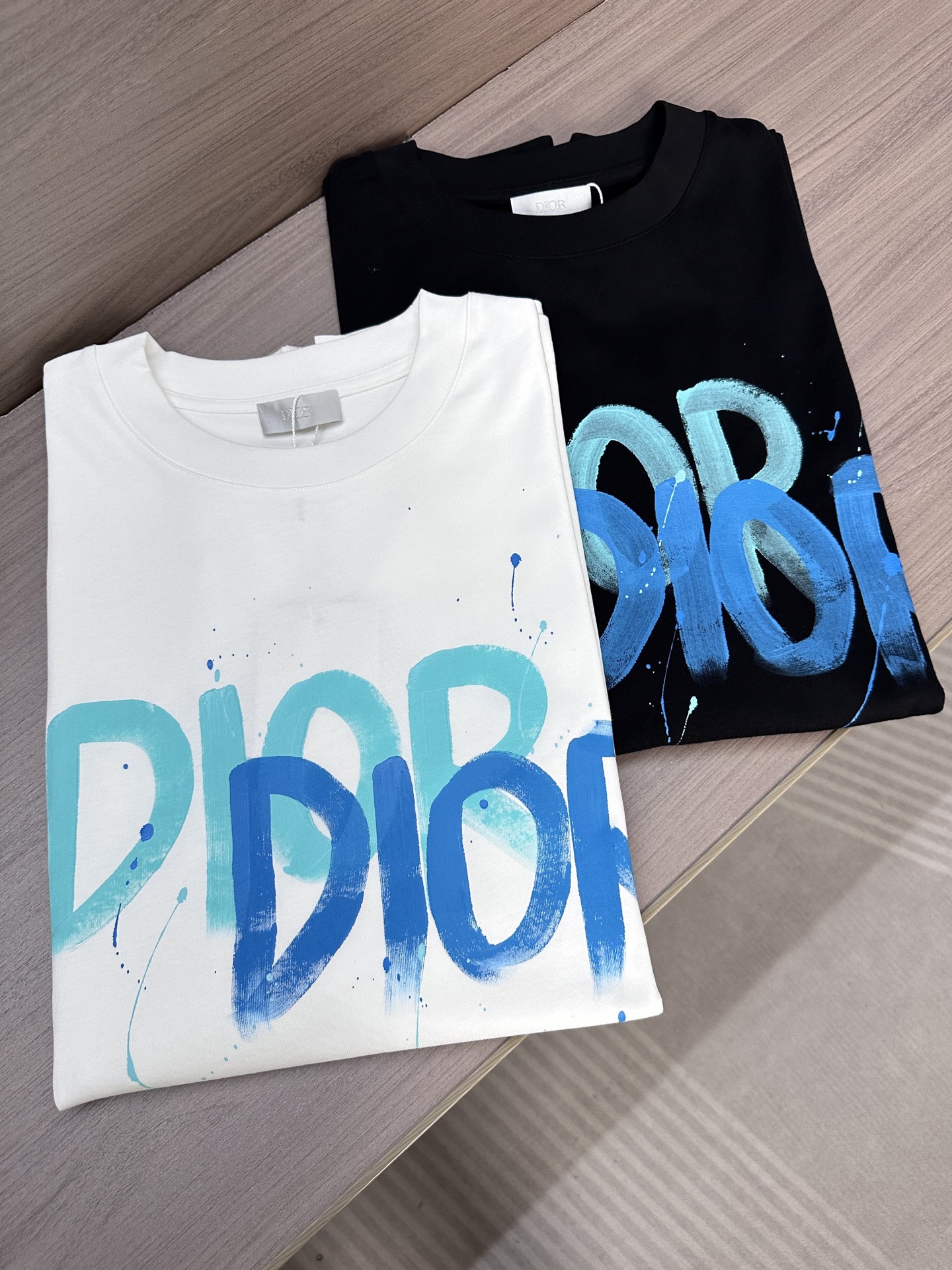NO:490517,CD Dijia 25ss summer latest short-sleeved round-neck T-shirt, high-end customization, avant-garde and fashionable design!  Brand hand-painted color overlapping letter logo heavy craft design High-end custom 250g fabric. Soft feel and comfortable to wear. Counter-level exquisite car line. Color black and white. S-2XL,,dior,T-shirt,tees,t-shirt,alexander wang19860909CD迪家25ss夏季最新款短袖圆领T恤 高端订制 设计前卫时尚！品牌手绘彩色重叠字母logo重工艺设计 高端定制250克面料.手感柔软.穿着舒适.专柜级别精致车线. 颜色黑色.白色. 码数S-2XL,,dior,T-shirt,tees，t-shirt,alexander wang,Men's clothing