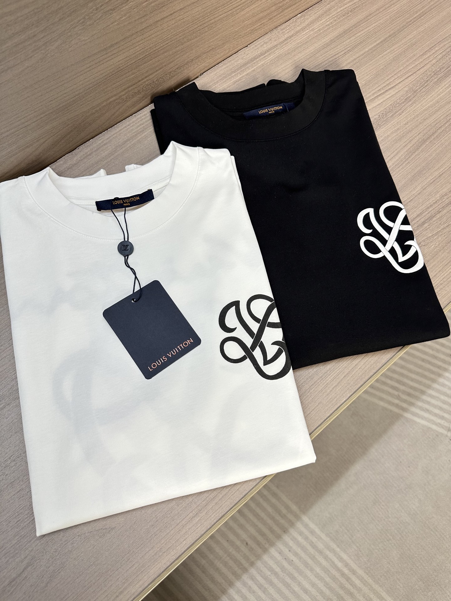 NO:490500,LV Donkey 25ss summer latest short-sleeved round-neck T-shirt, high-end customization, avant-garde and fashionable design!  Brand letter logo heavy craft design High-end custom 250g fabric. Soft feel and comfortable to wear. Counter-level exquisite car line. Color black and white. S-2XL,,louis vuitton,louis vuitton,louis vuitton,t-shirt,tees,t-shirt,alexander wang19860909LV驴家25ss夏季最新款短袖圆领T恤 高端订制 设计前卫时尚！品牌字母logo重工艺设计 高端定制250克面料.手感柔软.穿着舒适.专柜级别精致车线. 颜色黑色.白色. 码数S-2XL,,louis vuitton,louis vuitton,louis vuitton,T-shirt,tees，t-shirt,alexander wang,Men's clothing