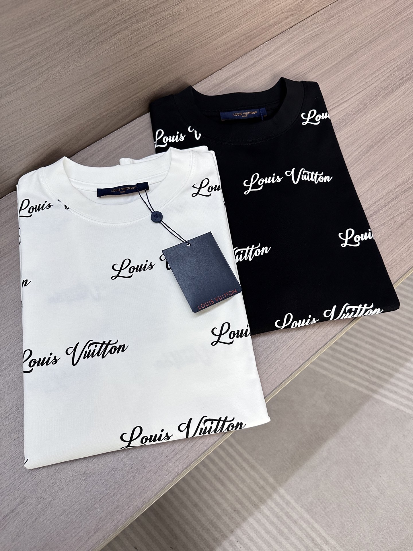 NO:490484,LV Donkey 25ss summer latest short-sleeved round-neck T-shirt, high-end customization, avant-garde and fashionable design!  Brand letter logo heavy craft design High-end custom 250g fabric. Soft feel and comfortable to wear. Counter-level exquisite car line. Color black and white. S-2XL,,louis vuitton,louis vuitton,louis vuitton,t-shirt,tees,t-shirt,alexander wang19860909LV驴家25ss夏季最新款短袖圆领T恤 高端订制 设计前卫时尚！品牌字母logo重工艺设计 高端定制250克面料.手感柔软.穿着舒适.专柜级别精致车线. 颜色黑色.白色. 码数S-2XL,,louis vuitton,louis vuitton,louis vuitton,T-shirt,tees，t-shirt,alexander wang,Men's clothing
