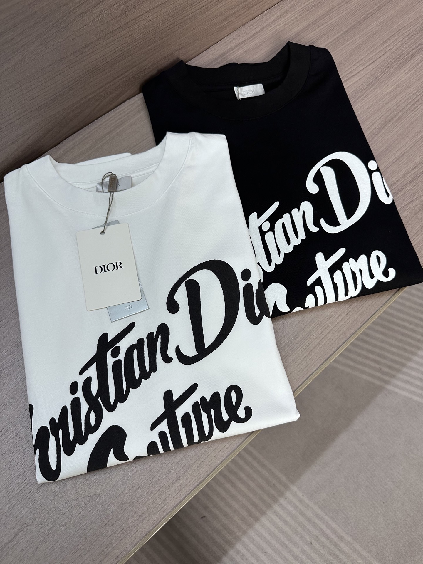 NO:490462,CD Dijia 25ss summer latest short-sleeved round-neck T-shirt, high-end customization, avant-garde and fashionable design!  Brand letter logo heavy craft design High-end custom 250g fabric. Soft feel and comfortable to wear. Premium car line in counter level. Black and white. S-2XL, dior, T-shirt, tees, t-shirt, alexander wang19860909CD迪家25ss夏季最新款短袖圆领T恤 高端订制 设计前卫时尚！品牌字母logo重工艺设计 高端定制250克面料.手感柔软.穿着舒适.专柜级别精致车线. 颜色黑色.白色. 码数S-2XL,,dior,T-shirt,tees，t-shirt,alexander wang,Men's clothing