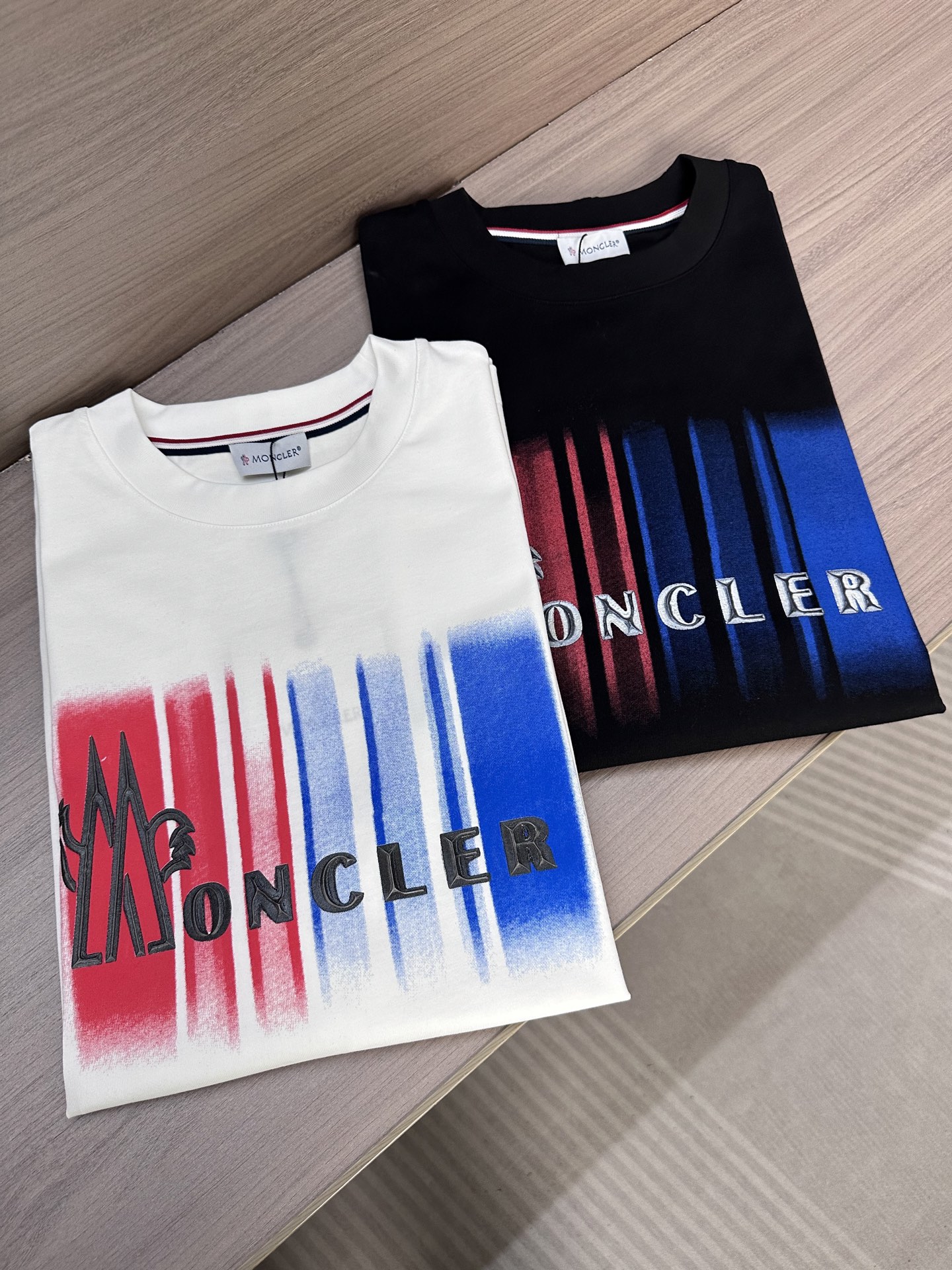 NO:744189,Mon Mengjia 26ss latest summer short-sleeved round neck T-shirt, high-end custom design, avant-garde and fashionable!  The brand letter logo is designed with heavy craftsmanship. High-end customized 240g fabric. Soft to the touch. Comfortable to wear. Exquisite counter-level stitching. Color black. White. Size S-2XL,, T-shirt, tees, t-shirt,19860909Mon蒙家26ss夏季最新款短袖圆领T恤 高端订制 设计前卫时尚！品牌字母logo重工艺设计 高端定制240克面料.手感柔软.穿着舒适.专柜级别精致车线. 颜色黑色.白色. 码数S-2XL,,T-shirt,tees，t-shirt,,Men's clothing