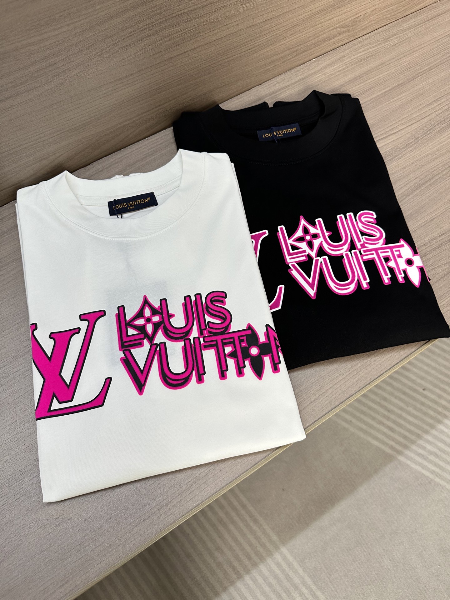 NO:744170,LV Lvjia 26ss summer latest short-sleeved round neck T-shirt, high-end customization, avant-garde and fashionable design!  The brand letter logo is designed with heavy craftsmanship. High-end customized 240g fabric. Soft to the touch. Comfortable to wear. Exquisite counter-level stitching. Color black. White. Size S-2XL,, louis vuitton, louis vuitton, louis vuitton, T-shirt, tees, t-shirt,19860909LV驴家26ss夏季最新款短袖圆领T恤 高端订制 设计前卫时尚！品牌字母logo重工艺设计 高端定制240克面料.手感柔软.穿着舒适.专柜级别精致车线. 颜色黑色.白色. 码数S-2XL,,louis vuitton,louis vuitton,louis vuitton,T-shirt,tees，t-shirt,,Men's clothing