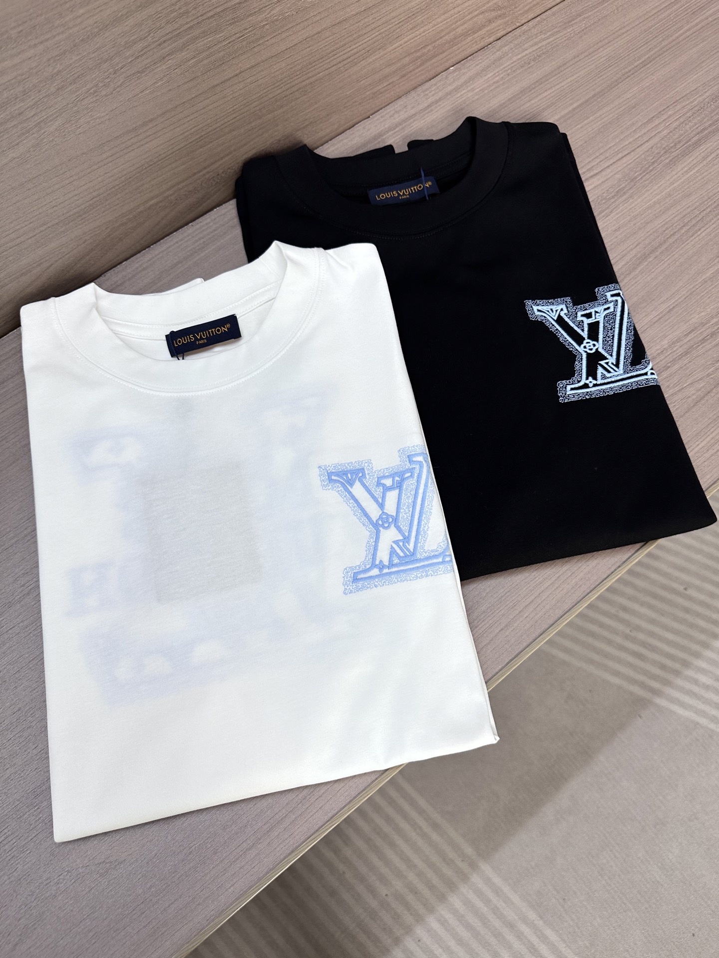 NO:420514,LV Donkey 25ss summer latest short-sleeved round-neck T-shirt, high-end customization, avant-garde and fashionable design!  Brand letter logo heavy craft design High-end custom 240g fabric. Soft feel and comfortable to wear. Premium car line in counter level. Black and white. S-2XL,,louis vuitton,louis vuitton,louis vuitton,t-shirt,tees,t-shirt,alexander wang19860909LV驴家25ss夏季最新款短袖圆领T恤 高端订制 设计前卫时尚！品牌字母logo重工艺设计 高端定制240克面料.手感柔软.穿着舒适.专柜级别精致车线. 颜色黑色.白色. 码数S-2XL,,louis vuitton,louis vuitton,louis vuitton,T-shirt,tees，t-shirt,alexander wang,Men's clothing