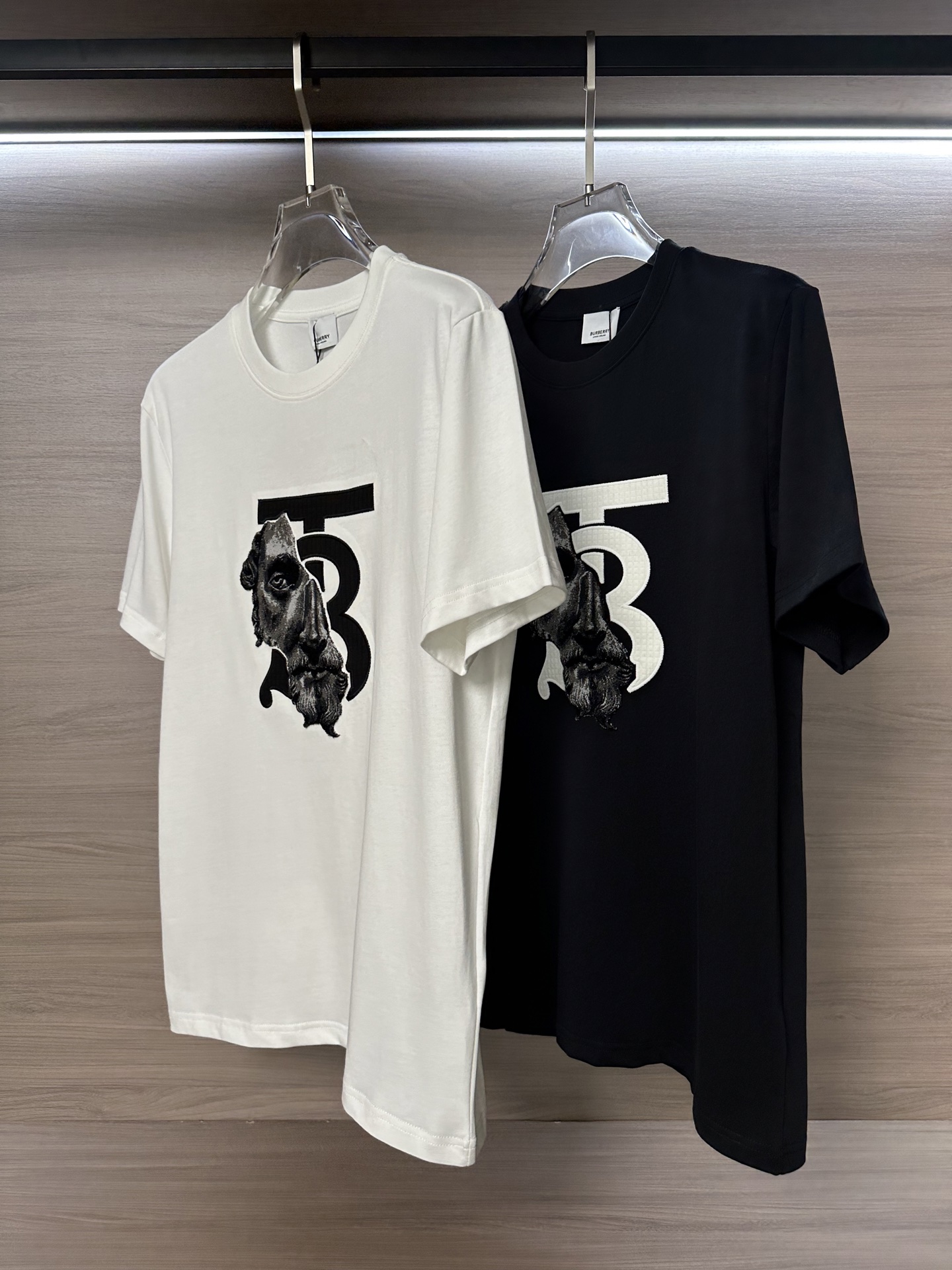 NO:519751,Mainly recommended BBR Home 25ss summer latest short-sleeved round-neck T-shirt, high-end customization, avant-garde and fashionable design!  Brand logo embroidery heavy craft design High-end custom 240g fabric. Soft feel and comfortable to wear. Premium car line in counter level. Black and white. S-2XL, T-shirt,tees, t-shirt,alexander wang19860909主推  BBR家25ss夏季最新款短袖圆领T恤 高端订制 设计前卫时尚！品牌logo刺绣重工艺设计 高端定制240克面料.手感柔软.穿着舒适.专柜级别精致车线. 颜色黑色.白色. 码数S-2XL,,T-shirt,tees，t-shirt,alexander wang,Men's clothing