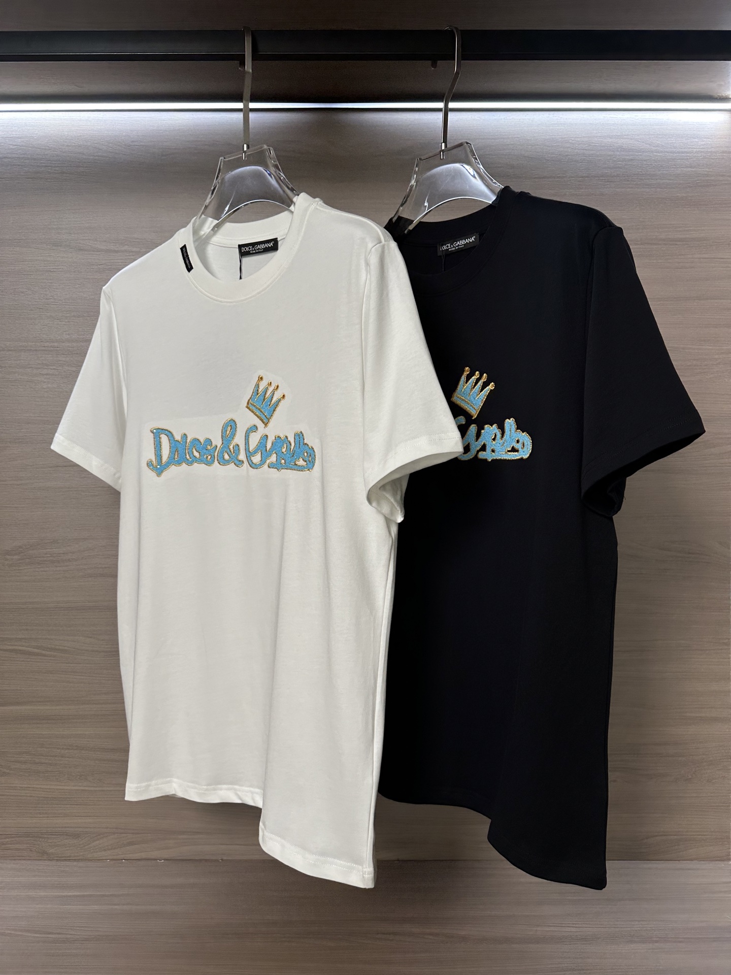 NO:519748,The main recommendation D&G Dolce & Gabbana 25ss summer latest short-sleeved round-neck T-shirt, high-end customization, avant-garde and fashionable design!  Brand logo embroidery heavy craft design High-end custom 240g fabric. Soft feel and comfortable to wear. Premium car line in counter level. Black and white. S-2XL, Dolce & Gabbana, Dolce & Gabbana, T-shirt, tees, t-shirt, alexander wang19860909主推  D&G杜嘉班纳25ss夏季最新款短袖圆领T恤 高端订制 设计前卫时尚！品牌logo刺绣重工艺设计 高端定制240克面料.手感柔软.穿着舒适.专柜级别精致车线. 颜色黑色.白色. 码数S-2XL,,Dolce&Gabbana,Dolce&Gabbana,T-shirt,tees，t-shirt,alexander wang,Men's clothing