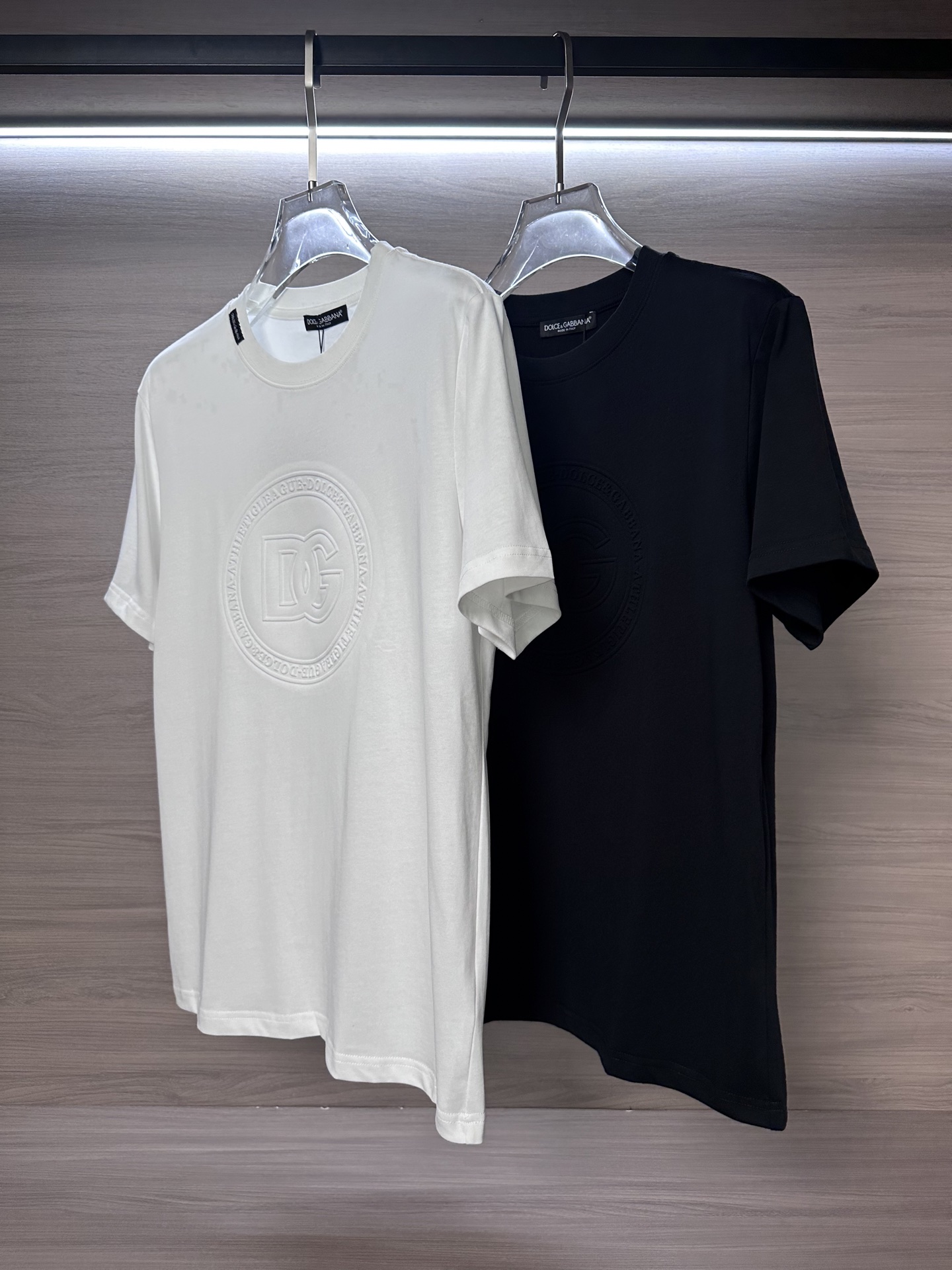 NO:513383,The main recommendation is BBR Home 25ss summer latest short-sleeved round-neck T-shirt, high-end customization, avant-garde and fashionable design!  Brand logo heavy craft design High-end customized 240g fabric. Soft feel and comfortable to wear. Premium car line in counter level. Black and white. S-2XL, T-shirt,tees, t-shirt,alexander wang19860909主推  BBR家25ss夏季最新款短袖圆领T恤 高端订制 设计前卫时尚！品牌logo重工艺设计 高端定制240克面料.手感柔软.穿着舒适.专柜级别精致车线. 颜色黑色.白色. 码数S-2XL,,T-shirt,tees，t-shirt,alexander wang,Men's clothing