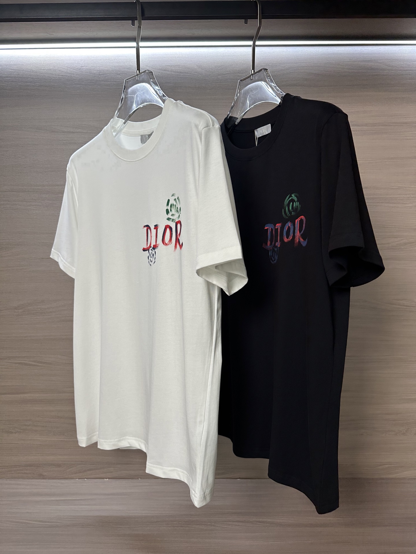 NO:513381,Mainly recommended CD Dijia 25ss summer latest short-sleeved round-neck T-shirt, high-end customization, avant-garde and fashionable design!  Brand logo hand-painted heavy craft design High-end customized 240g fabric. Soft feel and comfortable to wear. Counter-level exquisite car line. Color black and white. S-2XL,,dior,T-shirt,tees,t-shirt,alexander wang19860909主推  CD迪家25ss夏季最新款短袖圆领T恤 高端订制 设计前卫时尚！品牌logo手绘重工艺设计 高端定制240克面料.手感柔软.穿着舒适.专柜级别精致车线. 颜色黑色.白色. 码数S-2XL,,dior,T-shirt,tees，t-shirt,alexander wang,Men's clothing