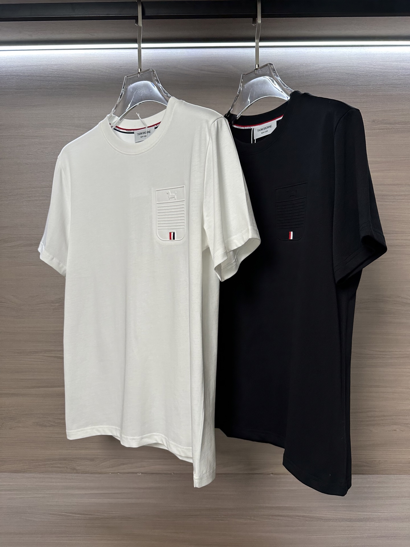 NO:513379,The main recommendation is TB Home 25ss summer latest short-sleeved round-neck T-shirt, high-end customization, avant-garde and fashionable design!  Fake pocket craft design on chest, high-end custom 240g fabric, soft feel, comfortable to wear, exquisite counter-level car line. Color black and white. S-2XL, T-shirt,tees, t-shirt,alexander wang19860909主推  TB家25ss夏季最新款短袖圆领T恤 高端订制 设计前卫时尚！胸前假口袋工艺设计 高端定制240克面料.手感柔软.穿着舒适.专柜级别精致车线. 颜色黑色.白色. 码数S-2XL,,T-shirt,tees，t-shirt,alexander wang,Men's clothing