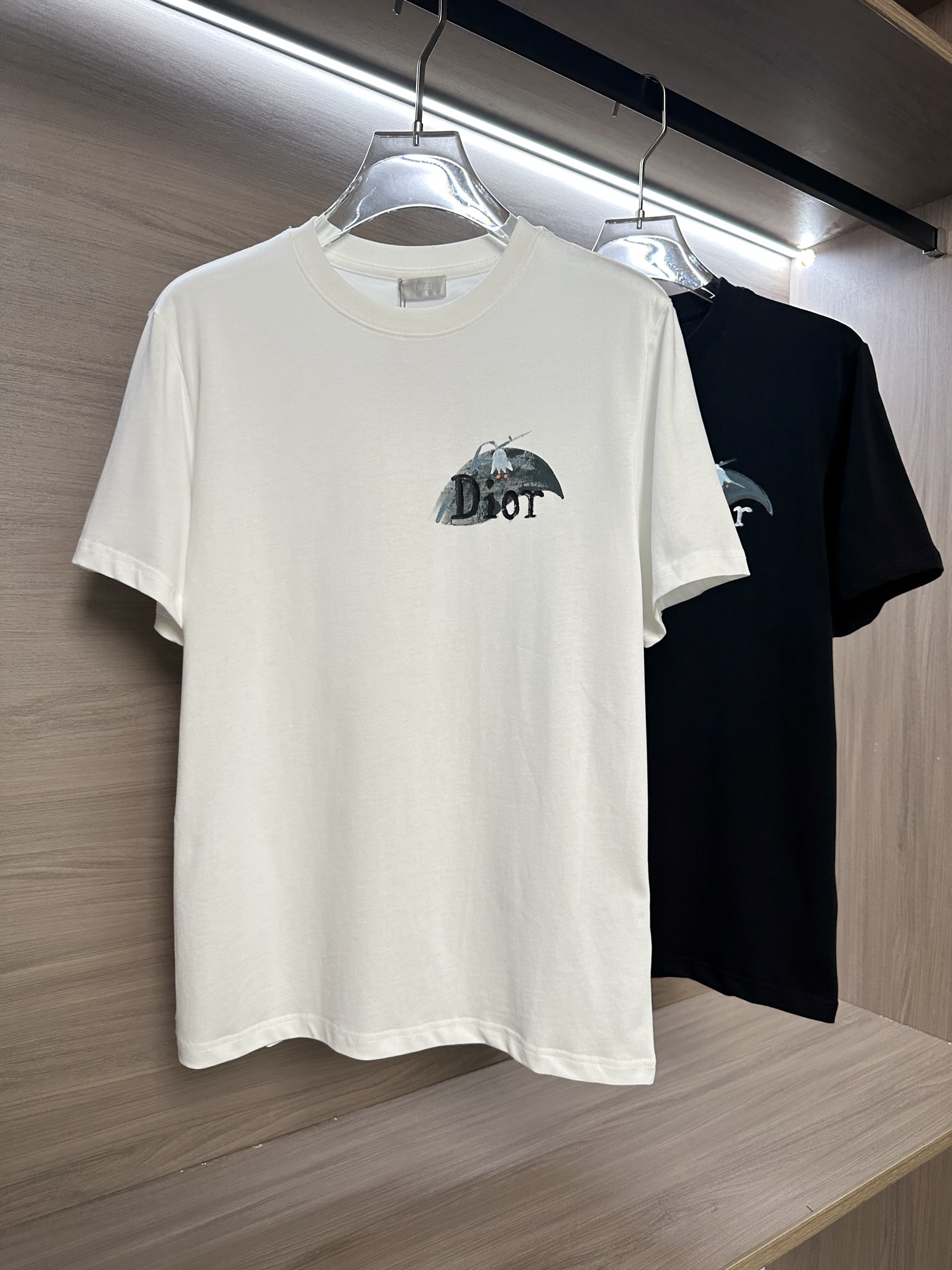 NO:513377,Mainly recommended CD Dijia 25ss summer latest short-sleeved round-neck T-shirt, high-end customization, avant-garde and fashionable design!  Brand logo hand-painted heavy craft design High-end customized 240g fabric. Soft feel and comfortable to wear. Counter-level exquisite car line. Color black and white. S-2XL,,dior,T-shirt,tees,t-shirt,alexander wang19860909主推  CD迪家25ss夏季最新款短袖圆领T恤 高端订制 设计前卫时尚！品牌logo手绘重工艺设计 高端定制240克面料.手感柔软.穿着舒适.专柜级别精致车线. 颜色黑色.白色. 码数S-2XL,,dior,T-shirt,tees，t-shirt,alexander wang,Men's clothing