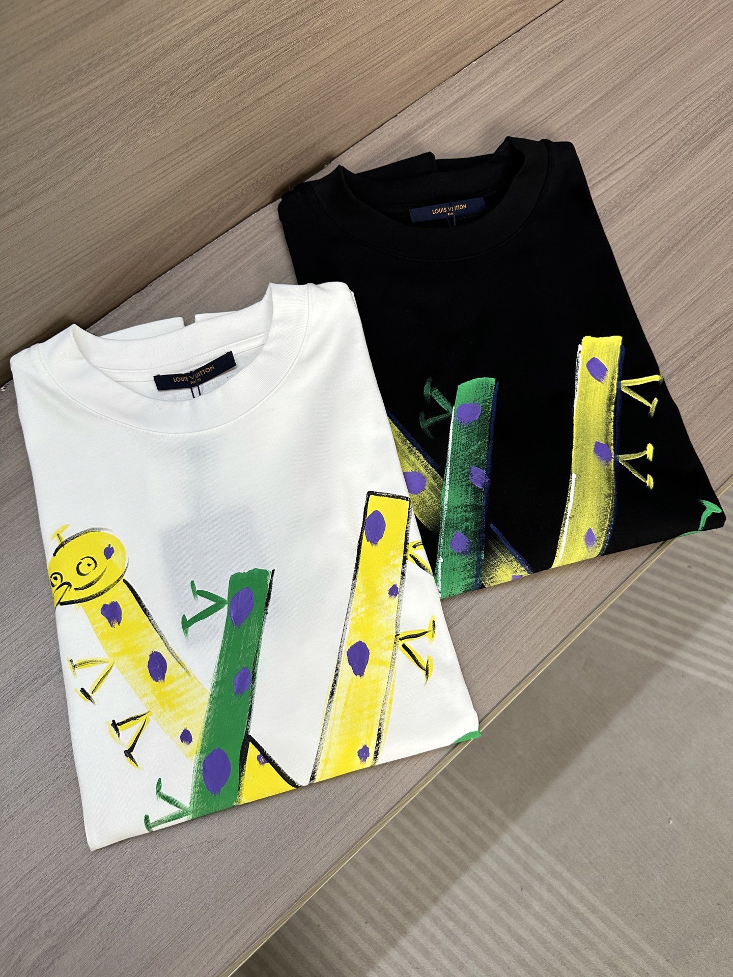 NO:744164,lvlvjia 26ss latest summer short-sleeved round neck T-shirt, high-end customized design, avant-garde and fashionable!  The brand logo is hand-painted and designed with heavy craftsmanship. High-end customized 240g fabric. Soft to the touch. Comfortable to wear. Exquisite counter-level stitching. Color black. White. Size S-2XL,, louis vuitton, louis vuitton, louis vuitton, T-shirt, tees, t-shirt,19860909lV驴家26ss夏季最新款短袖圆领T恤 高端订制 设计前卫时尚！品牌logo手绘重工艺设计 高端定制240克面料.手感柔软.穿着舒适.专柜级别精致车线. 颜色黑色.白色. 码数S-2XL,,louis vuitton,louis vuitton,louis vuitton,T-shirt,tees，t-shirt,,Men's clothing