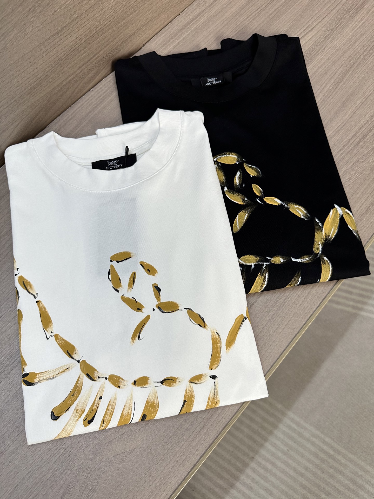 NO:744160,Sjia 26ss latest summer short-sleeved round neck T-shirt, high-end custom design, avant-garde and fashionable!  The brand logo is hand-painted and designed with heavy craftsmanship. High-end customized 240g fabric. Soft to the touch. Comfortable to wear. Exquisite counter-level stitching. Color black. White. Size S-2XL,, T-shirt, tees, t-shirt,19860909S家26ss夏季最新款短袖圆领T恤 高端订制 设计前卫时尚！品牌logo手绘重工艺设计 高端定制240克面料.手感柔软.穿着舒适.专柜级别精致车线. 颜色黑色.白色. 码数S-2XL,,T-shirt,tees，t-shirt,,Men's clothing