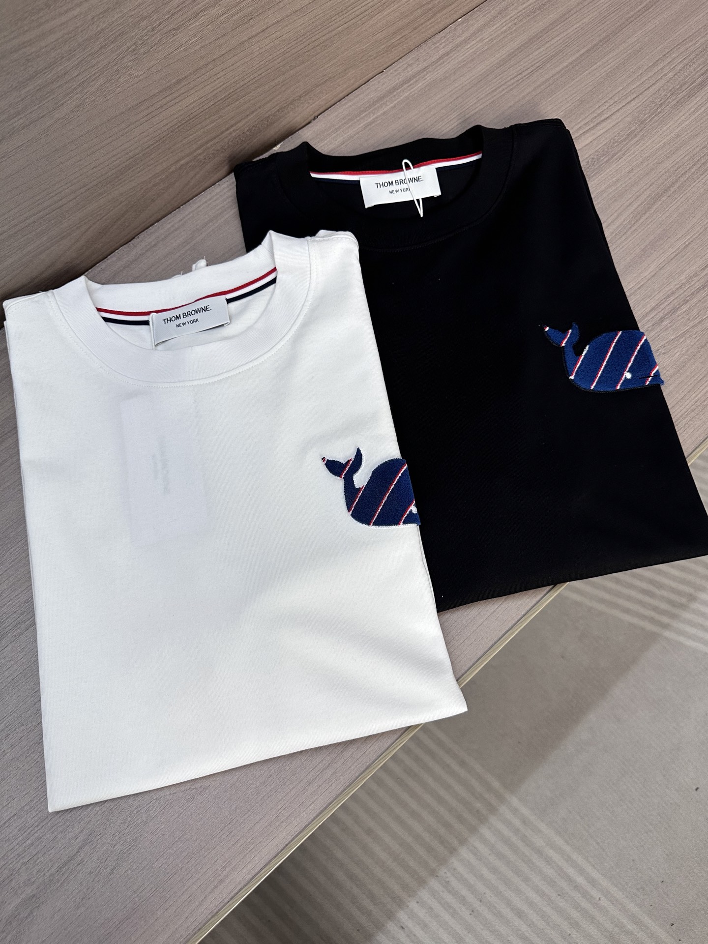 Camiseta Thom Browne de Manga Corta con Diseño de Ballena Bordada