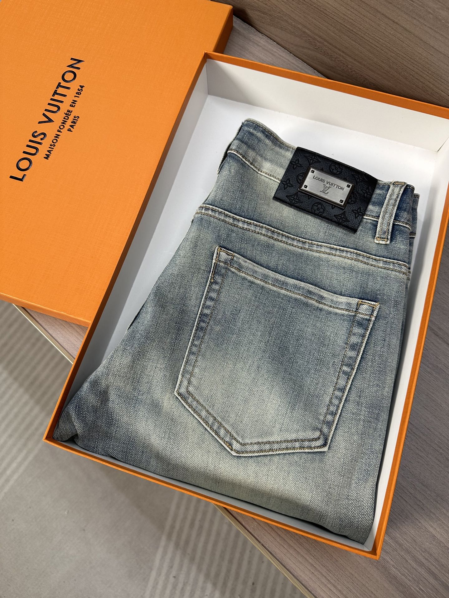 Jeans Louis Vuitton 25SS Coupe Droite, Denim Délavé Premium et Confort Exceptionnel