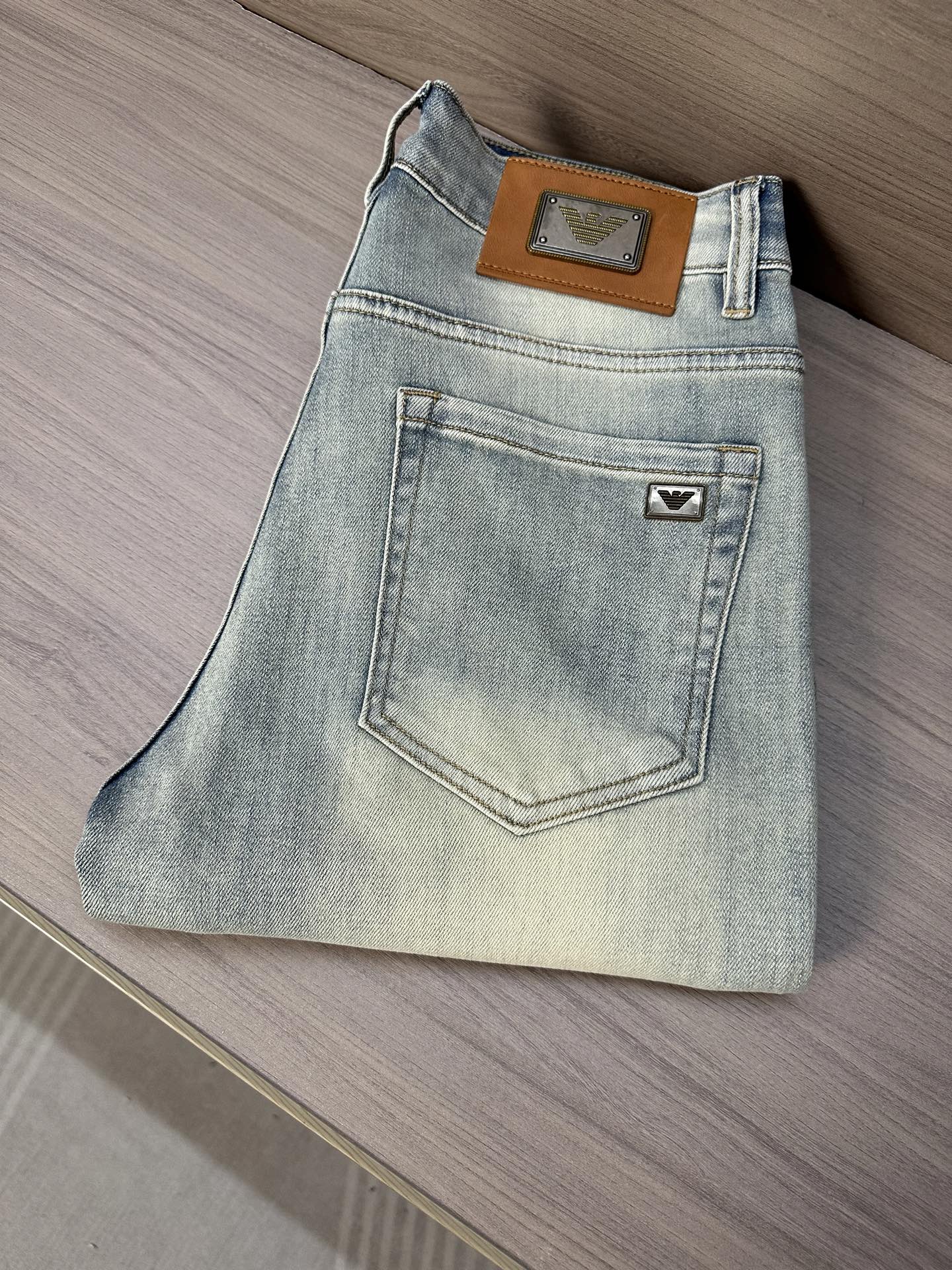 EA Armani Jeans de Corte Recto para Hombre - Comodidad y Estilo Veraniego
