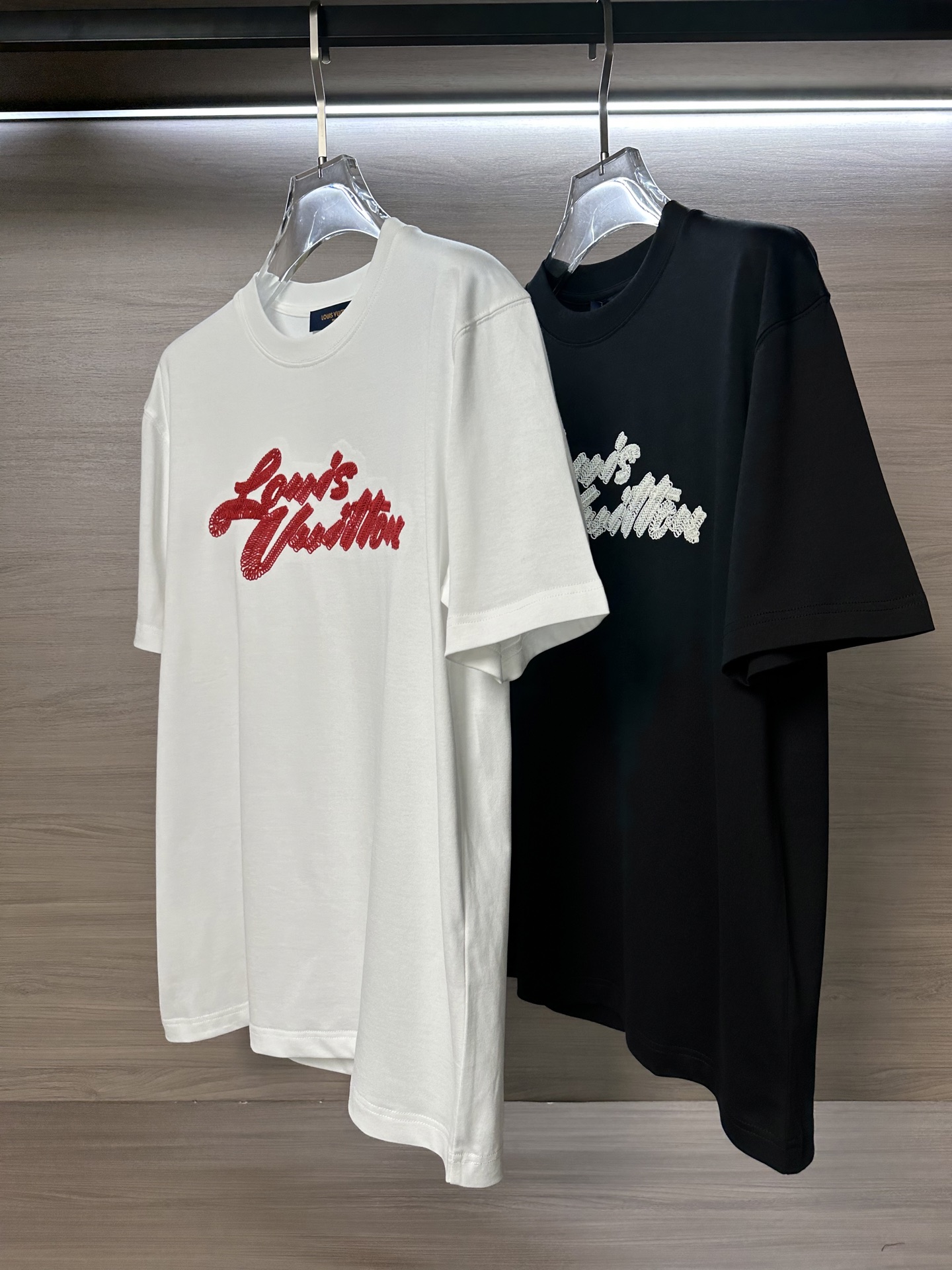 NO:519760,The main recommendation is the new summer new model of LV Donkey Home 25SS, the latest short-sleeved round-neck T-shirt in the counter, high-end customization, avant-garde and fashionable design!  Brand logo heavy craft design, high-end customized 230g fabric, soft feel, comfortable to wear, exquisite counter-level car line, fine workmanship, invincible and handsome upper body effect!  A must-have item for handsome men!  Color black and white Number M-XXL, louis vuitton,louis vuitton,louis vuitton,t-shirt,tees,t-shirt,alexander wang19860909主推  LV驴家25SS夏季新款首发专柜最新款短袖圆领T恤 高端订制 设计前卫时尚！品牌logo重工艺设计 高端定制230克面料.手感柔软.穿着舒适.专柜级别精致车线.做工精细.上身效果无敌帅气！型男必备单品！ 颜色黑色,白色 码数M-XXL,,louis vuitton,louis vuitton,louis vuitton,T-shirt,tees，t-shirt,alexander wang,Men's clothing