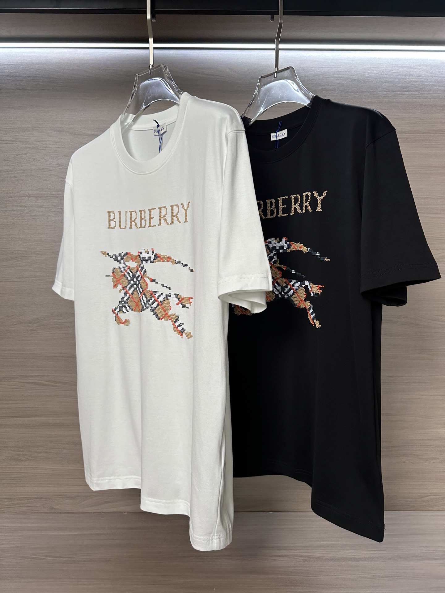 NO:519763,The main recommendation is the latest short-sleeved round-neck T-shirt in the summer 25SS new summer first-time counter, high-end customization, avant-garde and fashionable design!  Brand logo heavy craft design, high-end customized 230g fabric, soft feel, comfortable to wear, exquisite counter-level car line, fine workmanship, invincible and handsome upper body effect!  A must-have item for handsome men!  Color black, white Number of code M-XXL, T-shirt,tees,t-shirt,alexander wang19860909主推  BBR家家25SS夏季新款首发专柜最新款短袖圆领T恤 高端订制 设计前卫时尚！品牌logo重工艺设计 高端定制230克面料.手感柔软.穿着舒适.专柜级别精致车线.做工精细.上身效果无敌帅气！型男必备单品！ 颜色黑色,白色 码数M-XXL,,T-shirt,tees，t-shirt,alexander wang,Men's clothing