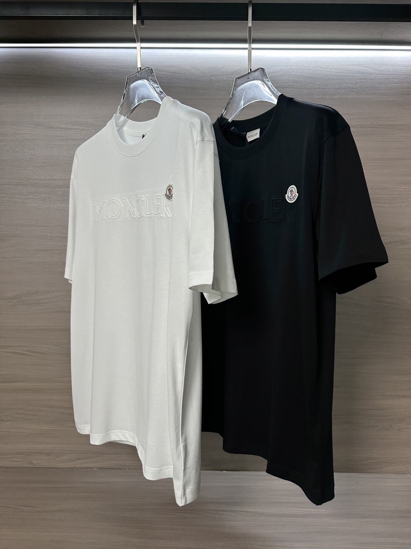 NO:519766,The main recommendation is the latest short-sleeved round-neck T-shirt in the summer 25SS new summer first-time counter, high-end customization, avant-garde and fashionable design!  Brand logo heavy craft design, high-end customized 230g fabric, soft feel, comfortable to wear, exquisite counter-level car line, fine workmanship, invincible and handsome upper body effect!  A must-have item for handsome men!  Color black, white Number of code M-XXL, T-shirt,tees,t-shirt,alexander wang19860909主推  Mon蒙家25SS夏季新款首发专柜最新款短袖圆领T恤 高端订制 设计前卫时尚！品牌logo重工艺设计 高端定制230克面料.手感柔软.穿着舒适.专柜级别精致车线.做工精细.上身效果无敌帅气！型男必备单品！ 颜色黑色,白色 码数M-XXL,,T-shirt,tees，t-shirt,alexander wang,Men's clothing