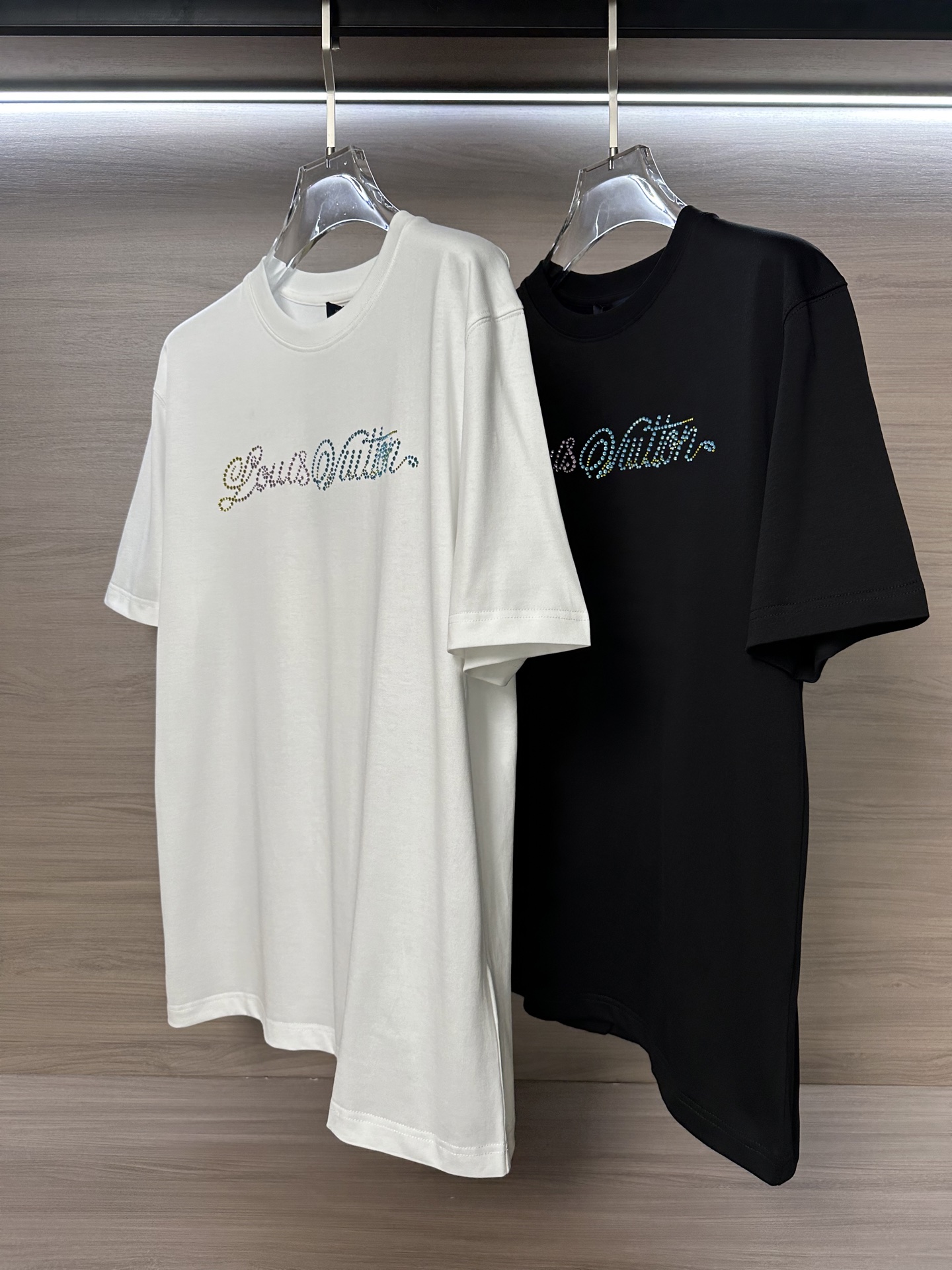 NO:519740,The main recommendation is the new summer new model of LV Donkey Home 25SS, the latest short-sleeved round-neck T-shirt in the counter, high-end customization, avant-garde and fashionable design!  Brand logo heavy craft design, high-end customized 230g fabric, soft feel, comfortable to wear, exquisite counter-level car line, fine workmanship, invincible and handsome upper body effect!  A must-have item for handsome men!  Color black and white Number M-XXL, louis vuitton,louis vuitton,louis vuitton,t-shirt,tees,t-shirt,alexander wang19860909主推  LV驴家25SS夏季新款首发专柜最新款短袖圆领T恤 高端订制 设计前卫时尚！品牌logo重工艺设计 高端定制230克面料.手感柔软.穿着舒适.专柜级别精致车线.做工精细.上身效果无敌帅气！型男必备单品！ 颜色黑色,白色 码数M-XXL,,louis vuitton,louis vuitton,louis vuitton,T-shirt,tees，t-shirt,alexander wang,Men's clothing