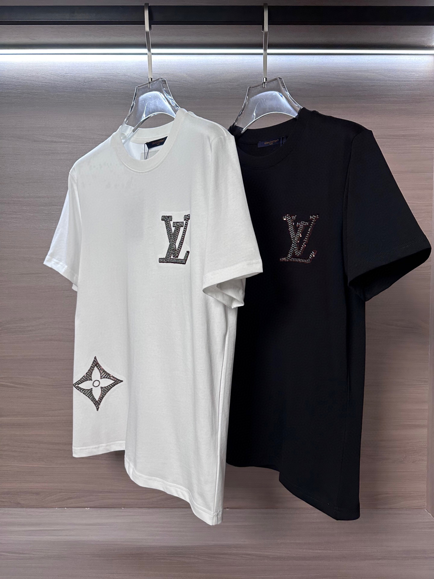 NO:509549,The main recommendation is the newest short-sleeved round-neck T-shirt in the spring and summer new spring and summer counter. High-end customization and avant-garde and fashionable design!  Brand logo heavy craft design High-end custom 240g fabric. Soft feel and comfortable to wear. Premium car line in counter level. Black and white. S-2XL,,louis vuitton,louis vuitton,louis vuitton,t-shirt,tees,t-shirt,alexander wang19860909主推 LV驴家25ss春夏新款首发专柜最新款短袖圆领T恤 高端订制 设计前卫时尚！品牌logo重工艺设计 高端定制240克面料.手感柔软.穿着舒适.专柜级别精致车线. 颜色黑色.白色. 码数S-2XL,,louis vuitton,louis vuitton,louis vuitton,T-shirt,tees，t-shirt,alexander wang,Men's clothing