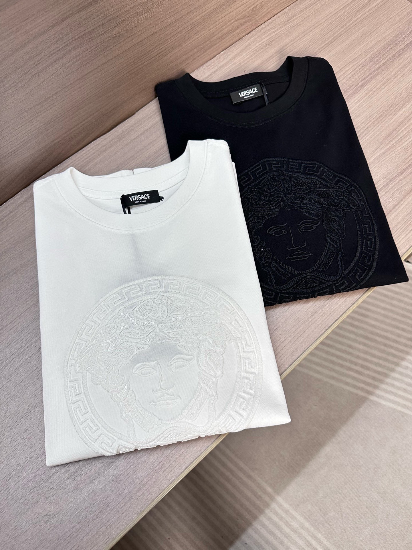 NO:509523,The main recommendation is Ver Fan Master's 25ss Spring and Summer new model first-time counter with the latest short-sleeved round-neck T-shirt, high-end customization, avant-garde and fashionable design!  Brand logo heavy craft design High-end customized 240g fabric. Soft feel and comfortable to wear. Premium car line in counter level. Black and white. S-2XL, T-shirt,tees, t-shirt,alexander wang19860909主推 Ver范大师家25ss春夏新款首发专柜最新款短袖圆领T恤 高端订制 设计前卫时尚！品牌logo重工艺设计 高端定制240克面料.手感柔软.穿着舒适.专柜级别精致车线. 颜色黑色.白色. 码数S-2XL,,T-shirt,tees，t-shirt,alexander wang,Men's clothing