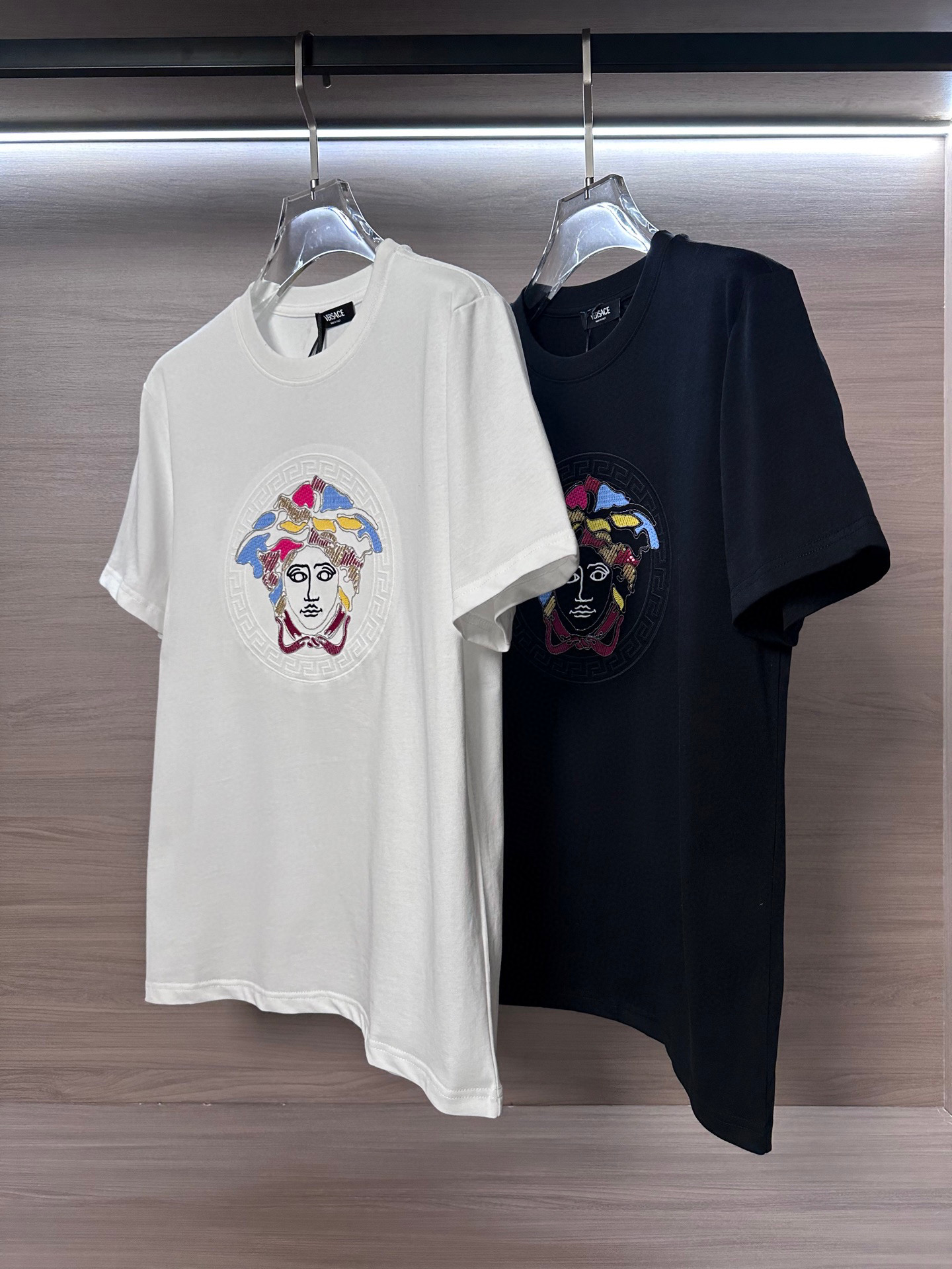 NO:509526,The latest short-sleeved round-neck T-shirt in spring and summer, high-end customization, avant-garde and fashionable design!  Brand Medusa color logo heavy craft design High-end custom 240g fabric. Soft feel, comfortable to wear. Fashionable and versatile color. Black and white. S-2XL, T-shirt,tees, t-shirt,alexander wang19860909主推 Ver范大师25ss春夏最新款短袖圆领T恤 高端订制 设计前卫时尚！品牌美杜莎彩色logo重工艺设计 高端定制240克面料.手感柔软.穿着舒适.时尚百搭 颜色黑色.白色 码数S-2XL,,T-shirt,tees，t-shirt,alexander wang,Men's clothing