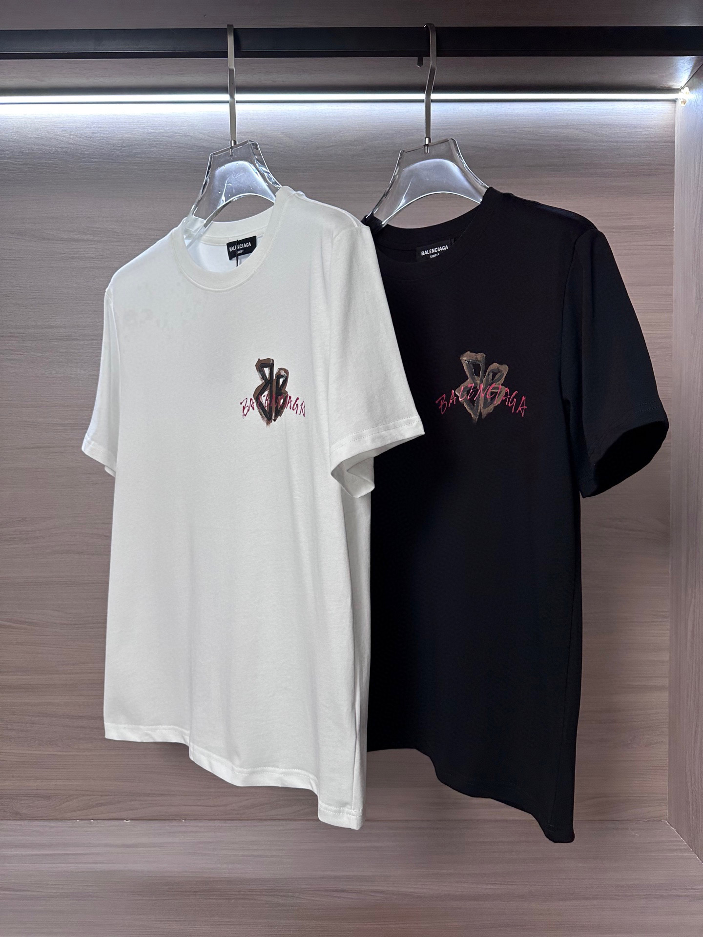 NO:509529,The latest short-sleeved round-neck T-shirt in BLAN Balenciaga 25ss spring and summer, high-end customization, avant-garde and fashionable design!  Brand hand-painted color logo heavy craft design High-end customized 240g fabric. Soft feel, comfortable to wear. Fashionable and versatile color. Black and white. S-2XL, balenciaga, T-shirt,tees, t-shirt,alexander wang19860909主推 BLAN巴黎世家25ss春夏最新款短袖圆领T恤 高端订制 设计前卫时尚！品牌手绘彩色logo重工艺设计 高端定制240克面料.手感柔软.穿着舒适.时尚百搭 颜色黑色.白色 码数S-2XL,,balenciaga,T-shirt,tees，t-shirt,alexander wang,Men's clothing