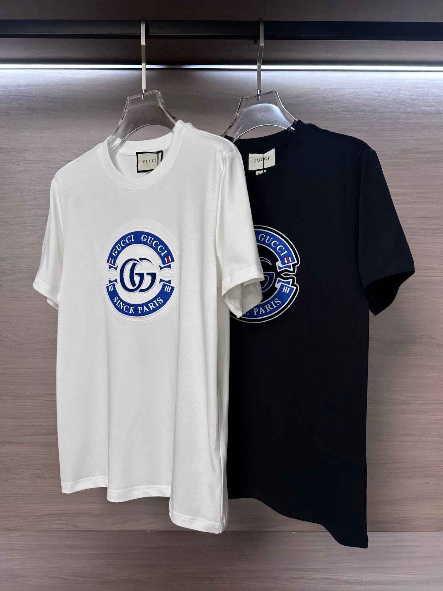 NO:509538,The main recommendation is GU Gujia 25ss summer latest short-sleeved round-neck T-shirt, high-end customization, avant-garde and fashionable design!  Brand logo heavy craft design High-end customized 240g fabric. Soft feel and comfortable to wear. Premium car line in counter level. Black and white. S-2XL, gucci, T-shirt, tees, t-shirt, alexander wang19860909主推 GU古家25ss夏季最新款短袖圆领T恤 高端订制 设计前卫时尚！品牌logo重工艺设计 高端定制240克面料.手感柔软.穿着舒适.专柜级别精致车线. 颜色黑色.白色. 码数S-2XL,,gucci,T-shirt,tees，t-shirt,alexander wang,Men's clothing