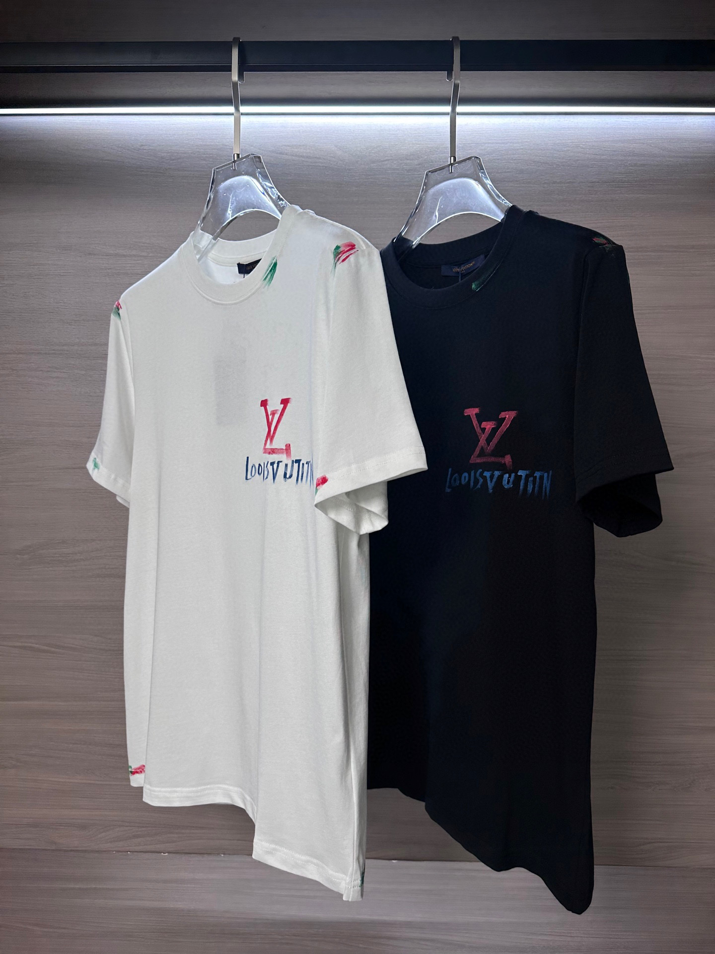 NO:509541,The main recommendation is Lv Donkey 25ss summer latest short-sleeved round-neck T-shirt, high-end customization, avant-garde and fashionable design!  Brand hand-painted logo heavy craft design High-end custom 240g fabric. Soft feel and comfortable to wear. Counter-level exquisite car line. Color black and white. S-2XL,,louis vuitton,louis vuitton,louis vuitton,t-shirt,tees,t-shirt,alexander wang19860909主推 Lv驴家25ss夏季最新款短袖圆领T恤 高端订制 设计前卫时尚！品牌手绘logo重工艺设计 高端定制240克面料.手感柔软.穿着舒适.专柜级别精致车线. 颜色黑色.白色. 码数S-2XL,,louis vuitton,louis vuitton,louis vuitton,T-shirt,tees，t-shirt,alexander wang,Men's clothing