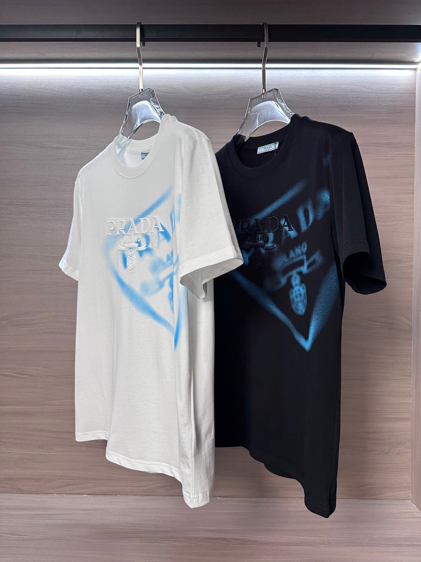 NO:509544,The main recommendation is Ppujia 25ss Spring and Summer latest short-sleeved round-neck T-shirt, high-end customization, avant-garde and fashionable design!  The brand blue spray-painted letter embroidery logo on the chest is heavy craftsmanship design. High-end custom 240g fabric. Soft feel. Comfortable and fashionable. Color black and white. S-2XL, prada, T-shirt, tees, t-shirt, alexander wang19860909主推 P普家25ss春夏最新款短袖圆领T恤 高端订制 设计前卫时尚！胸前品牌蓝色喷绘字母刺绣logo重工艺设计 高端定制240克面料.手感柔软.穿着舒适.时尚百搭 颜色黑色.白色 码数S-2XL,,prada,T-shirt,tees，t-shirt,alexander wang,Men's clothing