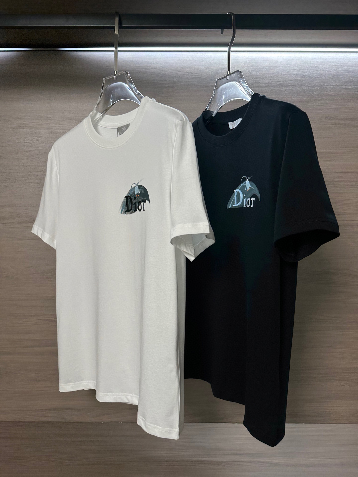 NO:509552,Mainly recommended CD Dijia 25ss summer latest short-sleeved round-neck T-shirt, high-end customization, avant-garde and fashionable design!  Brand logo hand-painted heavy craft design High-end customized 240g fabric. Soft feel and comfortable to wear. Counter-level exquisite car line. Color black and white. S-2XL,,dior,T-shirt,tees,t-shirt,alexander wang19860909主推  CD迪家25ss夏季最新款短袖圆领T恤 高端订制 设计前卫时尚！品牌logo手绘重工艺设计 高端定制240克面料.手感柔软.穿着舒适.专柜级别精致车线. 颜色黑色.白色. 码数S-2XL,,dior,T-shirt,tees，t-shirt,alexander wang,Men's clothing