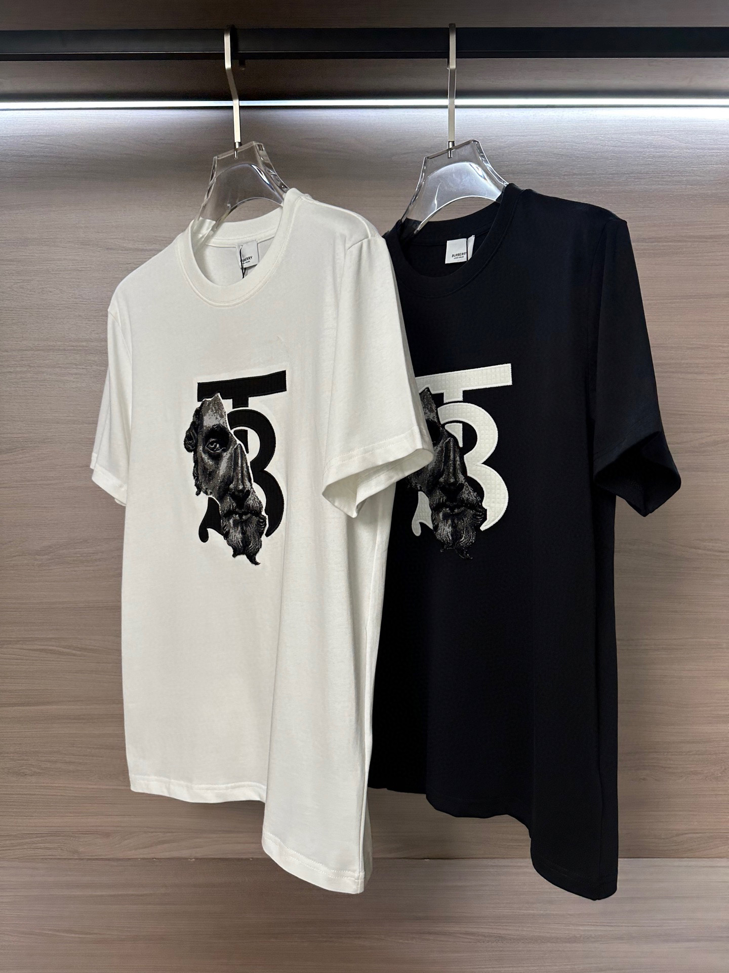 NO:509551,The main recommendation is BBR Home 25ss summer latest short-sleeved round-neck T-shirt, high-end customization, avant-garde and fashionable design!  Brand logo embroidery heavy craft design High-end custom 240g fabric. Soft feel and comfortable to wear. Premium car line in counter level. Black and white. S-2XL, T-shirt,tees, t-shirt,alexander wang19860909主推  BBR家25ss夏季最新款短袖圆领T恤 高端订制 设计前卫时尚！品牌logo刺绣重工艺设计 高端定制240克面料.手感柔软.穿着舒适.专柜级别精致车线. 颜色黑色.白色. 码数S-2XL,,T-shirt,tees，t-shirt,alexander wang,Men's clothing