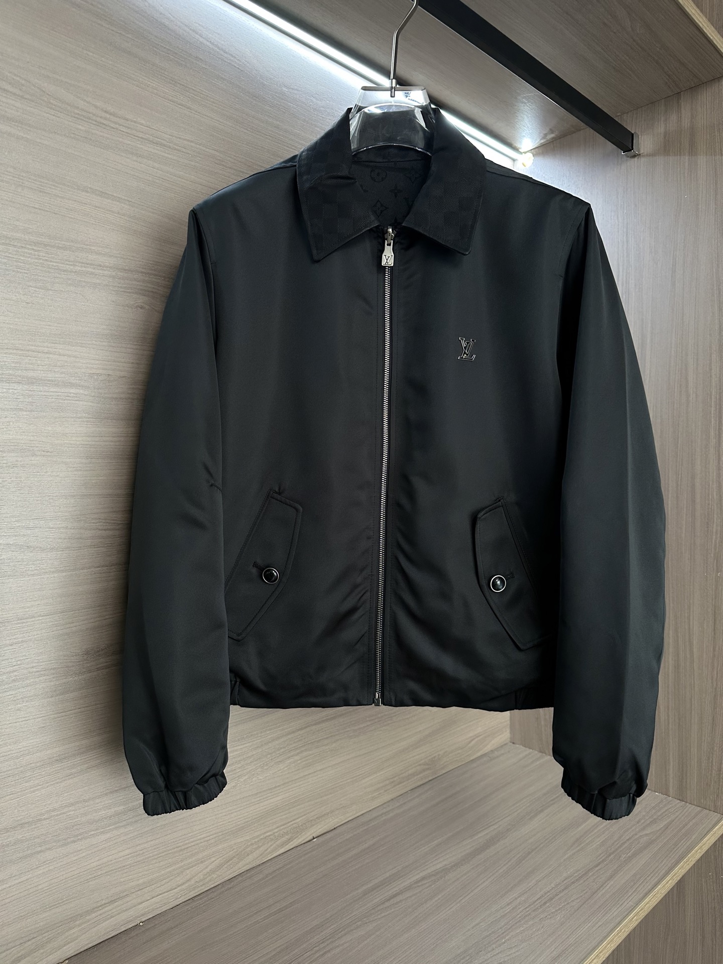 NO:514939,LV2025 autumn and winter hot product, double-sided magic!  This jacket allows classic and elegant one-click switching!  Today I must recommend this Louis Vuitton lapel double-sided jacket that surprised me to the point of screaming. It is classic on one side and surprise on the other. Wear it and instantly becomes the focus of street photography!  Double-sided design, unlocking versatile styles. P-side solid color satin + classic DPmier decoration, satin is full of luster, matched with the iconic jacquard texture on the leather collar, retro and modern, with the metal LV first letter on the chest, with a sharp edge hidden in the low-key, and aura is fully opened! B-sided iconic jacquard braid MonogrPm pattern, on black base, MonogrPm in the same color system is low-key and luxurious, the delicate texture instantly enhances the sense of high-end, and the details control ecstasy!  Zipper opening and closing + black pearl effect button pocket perfectly blends practicality and aesthetics, full of ritual sense, solid color pockets on both sides + solid metal details retro and futuristic collision, a shot is a blockbuster, two jacquard textured large side pockets on the other side have both practicality and design sense, concave styling artifact~ Double-sided life, switch at will. P-sided paired with silk long skirt + high heels, satin luster + metal LV logo, instantly transformed into a party king, B-sided out with jeans + white shoes, classic MonogrPm blessing, retro casual style. This design that plays classic and innovation to the extreme, you won’t be wrong even if you close your eyes!  Color black Size M-3XL (48-56 sizes), louis vuitton,louis vuitton,alexander wang,high heels,skirts,jeans,jackets & coats,jackets & coats,alexander wang19860909LV2025秋冬爆款,双面魔法！这件夹克,让经典与优雅一键切换！ 今天必须给你们安利这件让我惊艳到尖叫的 Louis Vuitton 翻领双面穿夹克外套,一面是经典,一面是惊喜,穿上它,秒变街拍焦点！ 双面设计,解锁百变风格  P面纯色缎面 + 经典 DPmier 装饰 ,缎面光泽感十足,搭配皮革衣领上的提花纹理标志性图案,复古又摩登,胸前金属 LV 首字母点缀,低调中藏着锋芒,气场全开 ! B面标志性提花编织 MonogrPm 图案 ,黑色基底上,同色系 MonogrPm 提花低调奢华,细腻纹理瞬间提升高级感,细节控狂喜！ 拉链开合 + 黑色珍珠效果纽扣口袋实用与美学完美融合,仪式感满分, 两侧翻盖纯色口袋 + 纯色金属细节复古与未来感碰撞,随手一拍都是大片,另一面两个提花纹理大号侧袋实用性与设计感兼备,凹造型神器~ 双面人生,随心切换 P面登场配丝绸长裙 + 高跟鞋,缎面光泽 + 金属 LV Logo,瞬间化身派对大王, B面出街搭配牛仔裤 + 小白鞋,经典 MonogrPm 加持,复古休闲风拿捏.这种将经典与创新玩到极致的设计,闭眼入都不会错！ 颜色黑色 尺码M-3XL（48-56码）,,louis vuitton,louis vuitton,alexander wang,high heels,skirts,jeans,jackets & coats,jackets & coats,alexander wang,Men's clothing