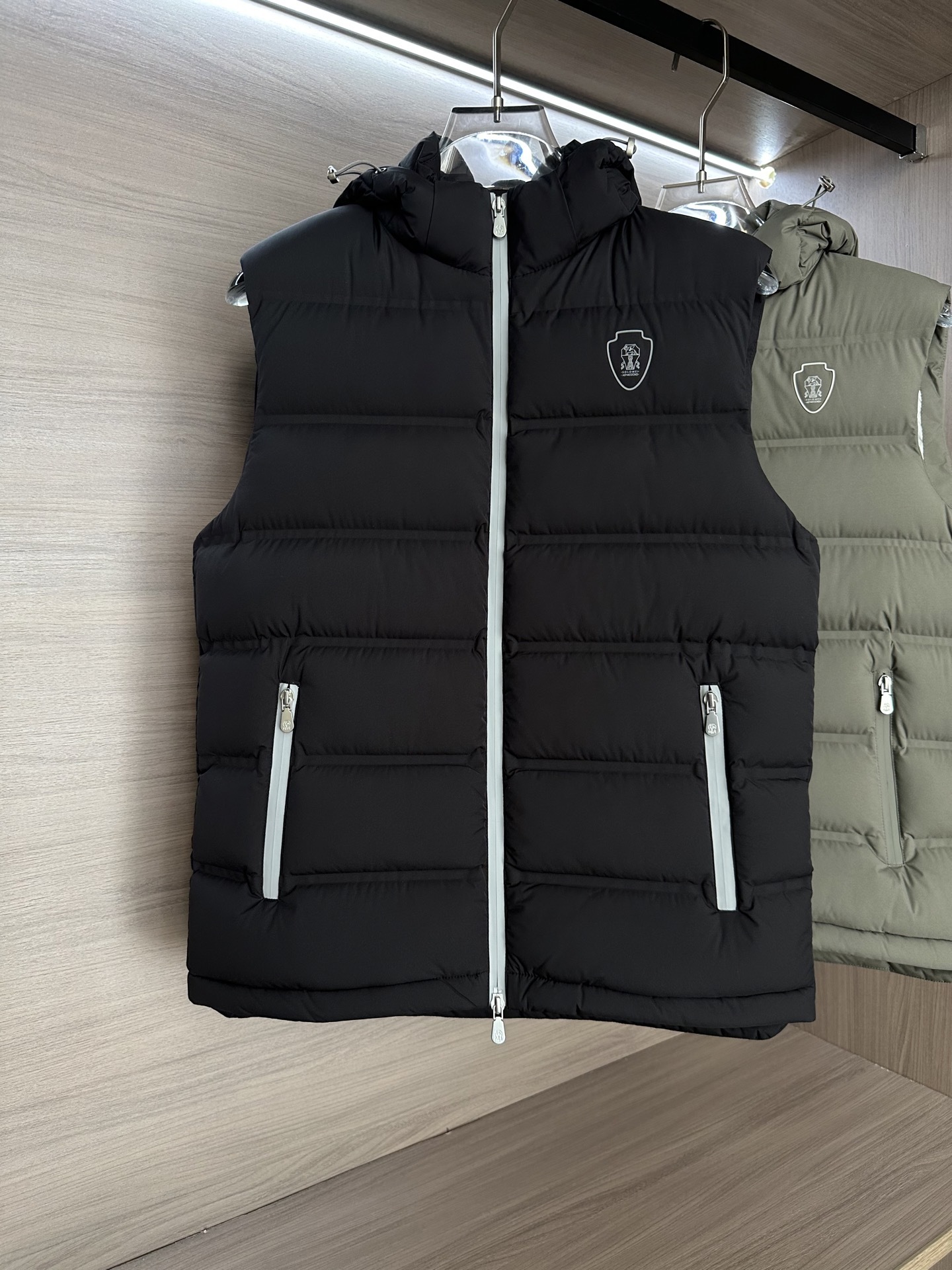 羽绒 🔥Brunello Cucinelli25秋冬款羽绒马甲
BC秋冬款的马甲采用高品质羽绒