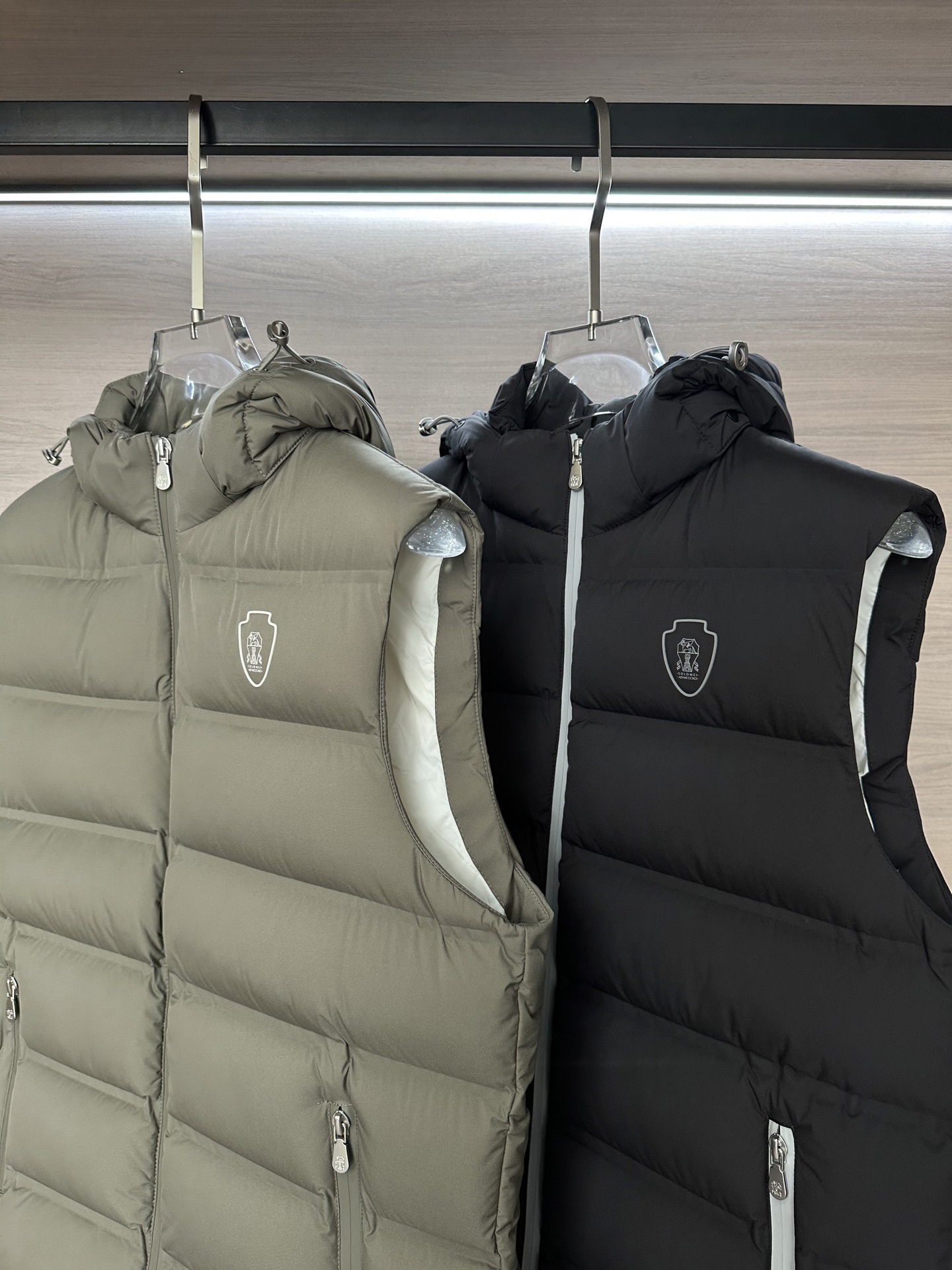 羽绒 🔥Brunello Cucinelli25秋冬款羽绒马甲
BC秋冬款的马甲采用高品质羽绒