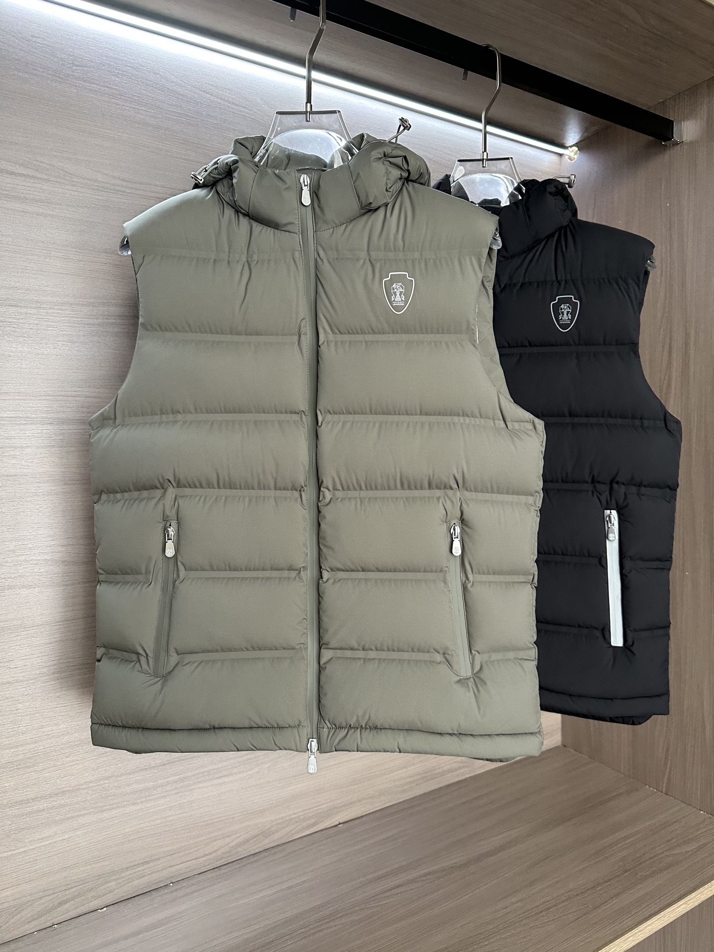 羽绒 🔥Brunello Cucinelli25秋冬款羽绒马甲
BC秋冬款的马甲采用高品质羽绒