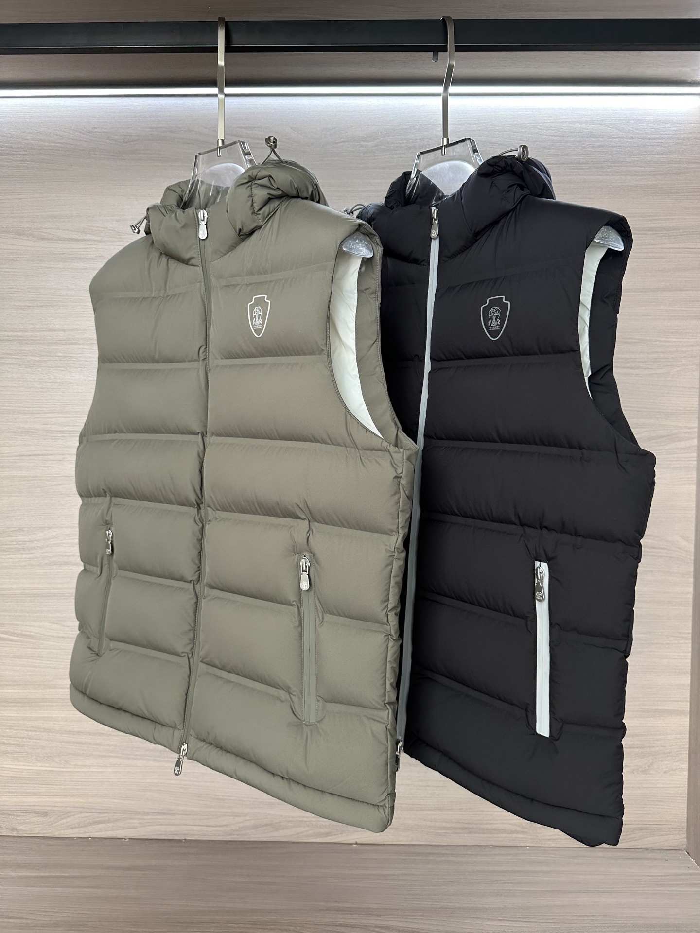 羽绒 🔥Brunello Cucinelli25秋冬款羽绒马甲
BC秋冬款的马甲采用高品质羽绒