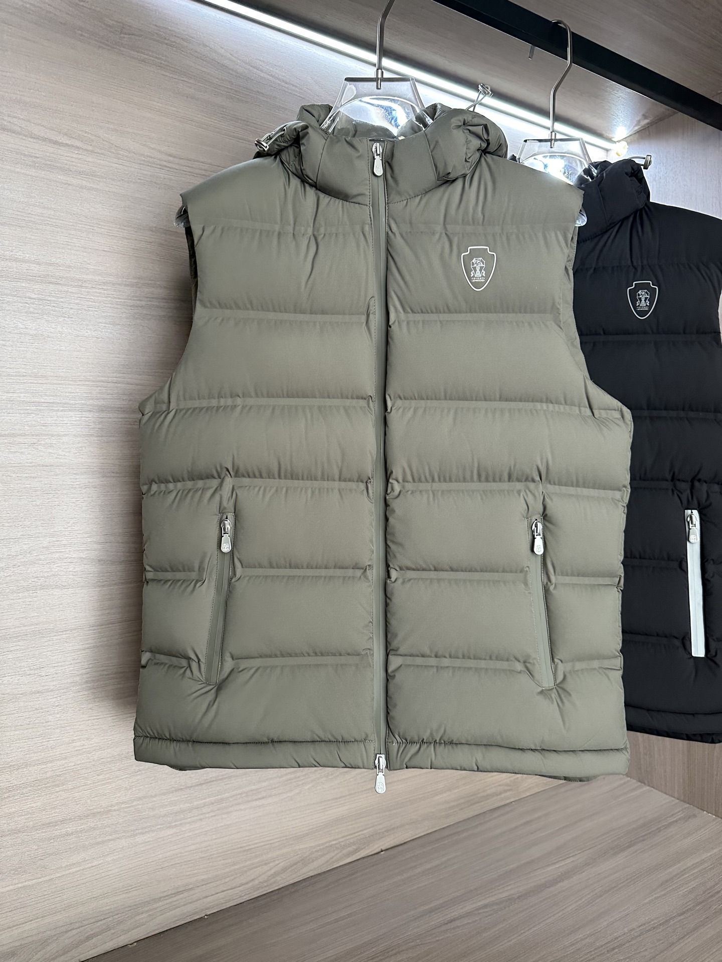 羽绒 🔥Brunello Cucinelli25秋冬款羽绒马甲
BC秋冬款的马甲采用高品质羽绒