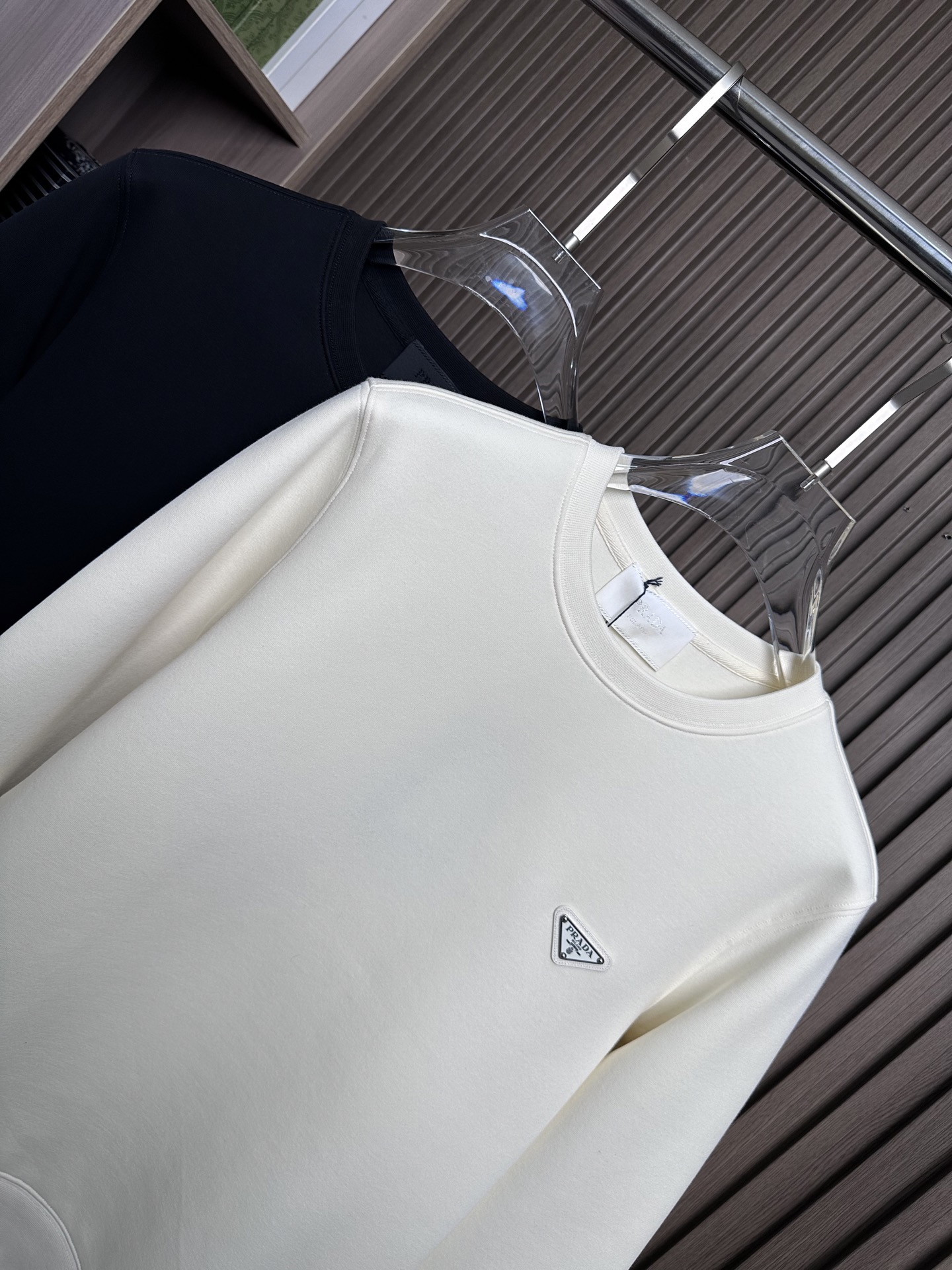 （NFC手机触碰官网电子防伪标识）PRADA25FW秋冬新款圆领卫衣，现代主义邂逅运动风格。这款科技棉质