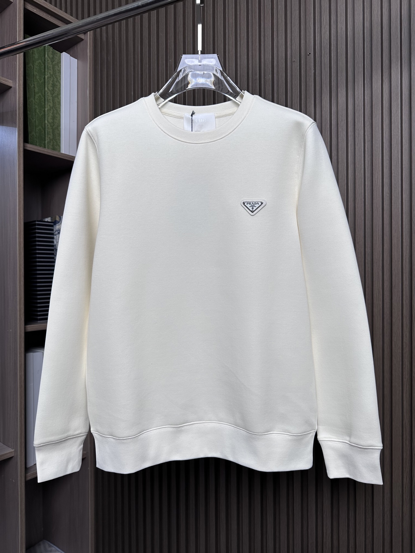 （NFC手机触碰官网电子防伪标识）PRADA25FW秋冬新款圆领卫衣，现代主义邂逅运动风格。这款科技棉质