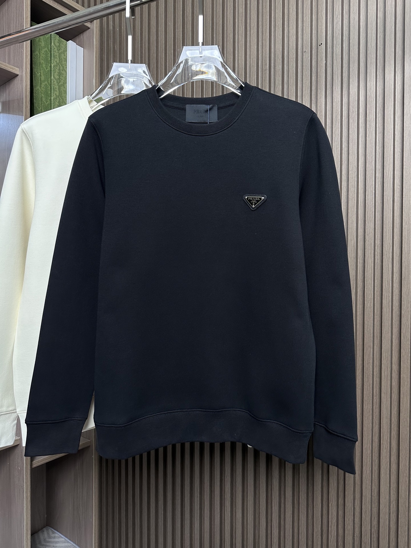 （NFC手机触碰官网电子防伪标识）PRADA25FW秋冬新款圆领卫衣，现代主义邂逅运动风格。这款科技棉质