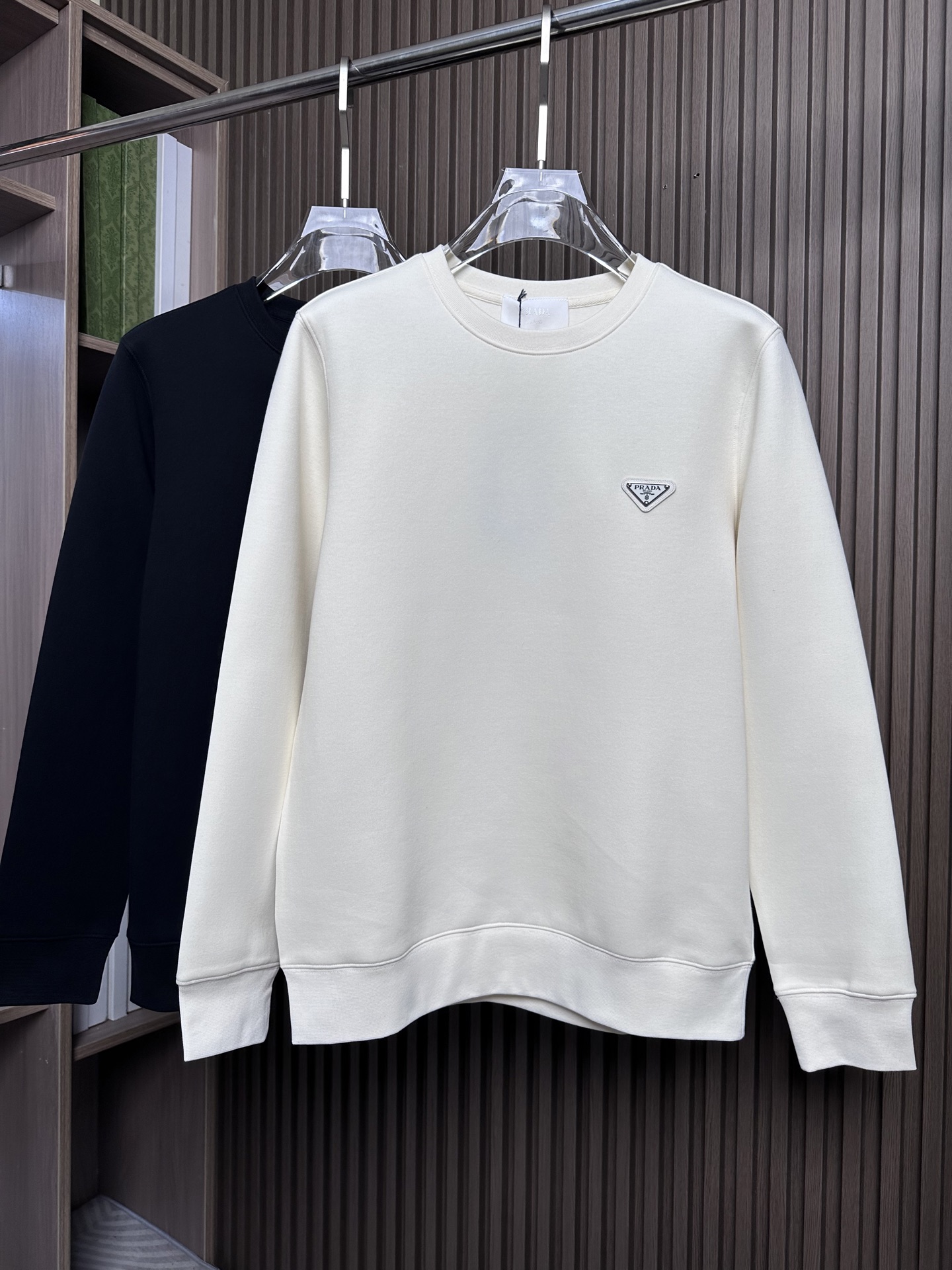 （NFC手机触碰官网电子防伪标识）PRADA25FW秋冬新款圆领卫衣，现代主义邂逅运动风格。这款科技棉质